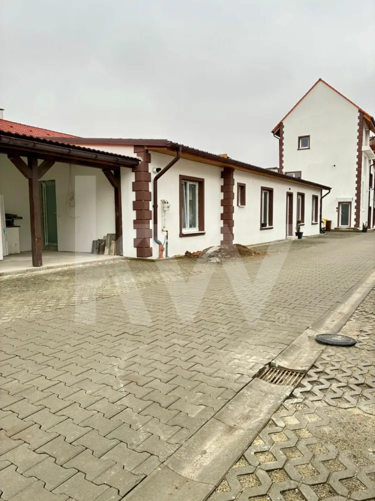 Apartament la casa zona Turnisor! - Un ansamblu cochet, dar plin de suflet

Descoperă un colț aparte din oraș – un mic cartier rezidențial gândit pentru cei care nu caută doar o locuință, ci un acasă cu personalitate și căldură umană.

Garsonierele sunt compacte și eficiente, ideale pentru un stil de viață dinamic. Apartamentele cu 2 camere oferă echilibrul ideal între spațiu și funcționalitate. Cele cu 3 camere, în stil vilă, impresionează prin luminozitate, compartimentare practică și un design care te face să te simți „acasă” din prima clipă. Iar apartamentele cu 4 camere sunt spațioase și versatile – perfecte pentru familii care vor intimitate, dar și loc pentru conexiune.

 Fiecare locuință are un aer atipic – un design care iese din tiparele standard și creează emoție. Nu e doar un spațiu de locuit, ci un loc care îți dă o stare bună.

 Curtea comună e gândită ca o grădină de suflet: accesibilă doar rezidenților, ideală pentru relaxare, pentru ca cei mici să se joace în siguranță și pentru ca părinții să stea liniștiți.

 Ansamblul nu e doar un grup de locuințe, ci o comunitate mică și unită, unde vecinii se cunosc și copiii cresc frumos, în siguranță, într-un cartier liniștit, retras de agitație, dar bine conectat la oraș.

Un loc diferit. Mai cald. Mai sigur. Mai al tău.