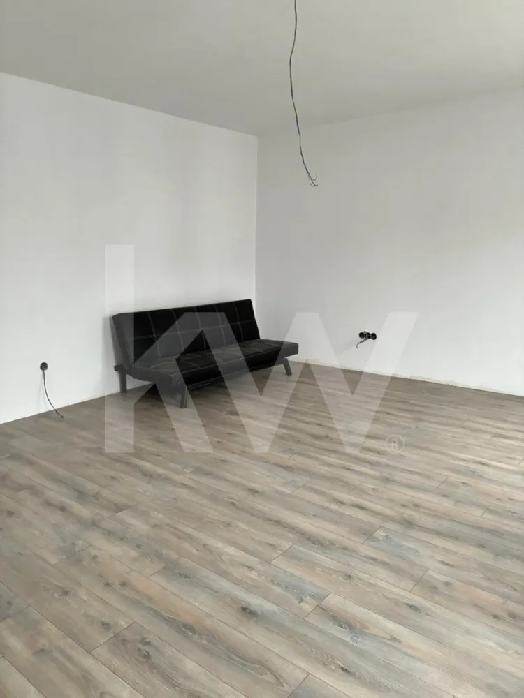 Apartament la casa zona Turnisor! - Un ansamblu cochet, dar plin de suflet

Descoperă un colț aparte din oraș – un mic cartier rezidențial gândit pentru cei care nu caută doar o locuință, ci un acasă cu personalitate și căldură umană.

Garsonierele sunt compacte și eficiente, ideale pentru un stil de viață dinamic. Apartamentele cu 2 camere oferă echilibrul ideal între spațiu și funcționalitate. Cele cu 3 camere, în stil vilă, impresionează prin luminozitate, compartimentare practică și un design care te face să te simți „acasă” din prima clipă. Iar apartamentele cu 4 camere sunt spațioase și versatile – perfecte pentru familii care vor intimitate, dar și loc pentru conexiune.

 Fiecare locuință are un aer atipic – un design care iese din tiparele standard și creează emoție. Nu e doar un spațiu de locuit, ci un loc care îți dă o stare bună.

 Curtea comună e gândită ca o grădină de suflet: accesibilă doar rezidenților, ideală pentru relaxare, pentru ca cei mici să se joace în siguranță și pentru ca părinții să stea liniștiți.

 Ansamblul nu e doar un grup de locuințe, ci o comunitate mică și unită, unde vecinii se cunosc și copiii cresc frumos, în siguranță, într-un cartier liniștit, retras de agitație, dar bine conectat la oraș.

Un loc diferit. Mai cald. Mai sigur. Mai al tău.