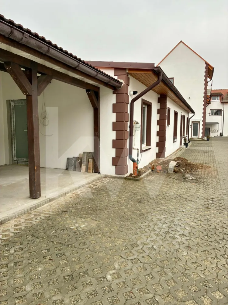 Apartament la casa zona Turnisor! - Un ansamblu cochet, dar plin de suflet

Descoperă un colț aparte din oraș – un mic cartier rezidențial gândit pentru cei care nu caută doar o locuință, ci un acasă cu personalitate și căldură umană.

Garsonierele sunt compacte și eficiente, ideale pentru un stil de viață dinamic. Apartamentele cu 2 camere oferă echilibrul ideal între spațiu și funcționalitate. Cele cu 3 camere, în stil vilă, impresionează prin luminozitate, compartimentare practică și un design care te face să te simți „acasă” din prima clipă. Iar apartamentele cu 4 camere sunt spațioase și versatile – perfecte pentru familii care vor intimitate, dar și loc pentru conexiune.

 Fiecare locuință are un aer atipic – un design care iese din tiparele standard și creează emoție. Nu e doar un spațiu de locuit, ci un loc care îți dă o stare bună.

 Curtea comună e gândită ca o grădină de suflet: accesibilă doar rezidenților, ideală pentru relaxare, pentru ca cei mici să se joace în siguranță și pentru ca părinții să stea liniștiți.

 Ansamblul nu e doar un grup de locuințe, ci o comunitate mică și unită, unde vecinii se cunosc și copiii cresc frumos, în siguranță, într-un cartier liniștit, retras de agitație, dar bine conectat la oraș.

Un loc diferit. Mai cald. Mai sigur. Mai al tău.