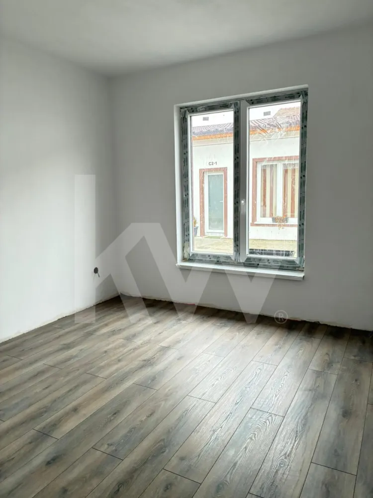 Apartament la casa zona Turnisor! - Un ansamblu cochet, dar plin de suflet

Descoperă un colț aparte din oraș – un mic cartier rezidențial gândit pentru cei care nu caută doar o locuință, ci un acasă cu personalitate și căldură umană.

Garsonierele sunt compacte și eficiente, ideale pentru un stil de viață dinamic. Apartamentele cu 2 camere oferă echilibrul ideal între spațiu și funcționalitate. Cele cu 3 camere, în stil vilă, impresionează prin luminozitate, compartimentare practică și un design care te face să te simți „acasă” din prima clipă. Iar apartamentele cu 4 camere sunt spațioase și versatile – perfecte pentru familii care vor intimitate, dar și loc pentru conexiune.

 Fiecare locuință are un aer atipic – un design care iese din tiparele standard și creează emoție. Nu e doar un spațiu de locuit, ci un loc care îți dă o stare bună.

 Curtea comună e gândită ca o grădină de suflet: accesibilă doar rezidenților, ideală pentru relaxare, pentru ca cei mici să se joace în siguranță și pentru ca părinții să stea liniștiți.

 Ansamblul nu e doar un grup de locuințe, ci o comunitate mică și unită, unde vecinii se cunosc și copiii cresc frumos, în siguranță, într-un cartier liniștit, retras de agitație, dar bine conectat la oraș.

Un loc diferit. Mai cald. Mai sigur. Mai al tău.