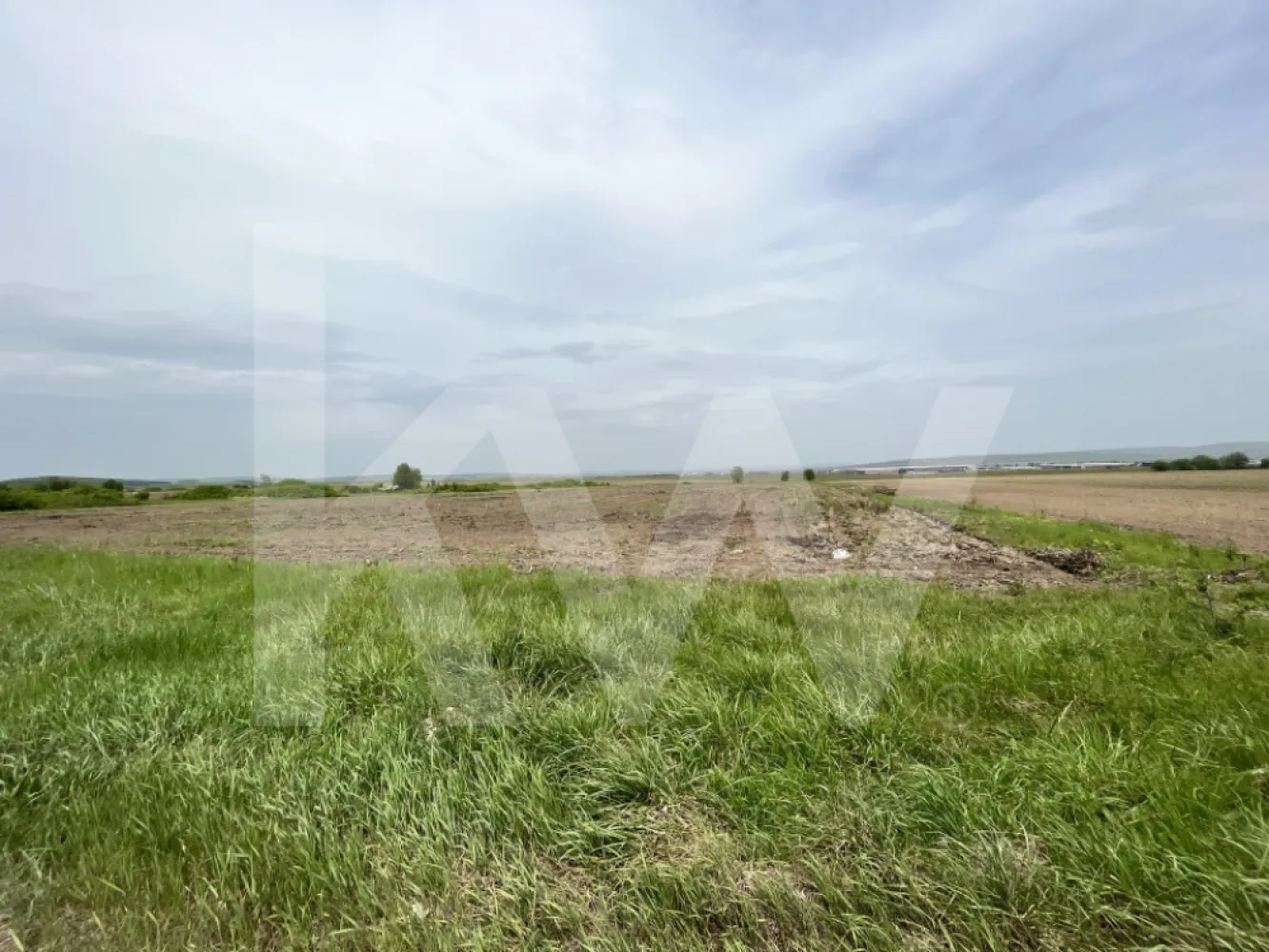 Teren 14.800 mp - PUZ Construcții - Zona Aeroport Sibiu - Teren intravilan de vanzare in Sibiu zona industrial Vest Sibiu, direct la ( DN 1) cu o suprafata de 14800 mp, cu propunere in PUZ aprobat de Regim inaltime 9m, POT 18,5% CUT 0,18, ce rezulta o constructie de 2748mp, impartita in:
- cladire birouri pe parter suprafata de 393mp
- hala in suprafata de 1290mp si regim inaltime de 9h, prevazuta cu rampa
- hala in suprafata de 1090mp si regim inaltime 9h, prevazuta cu rampa
- terenul dispune de 2 fronturi stradale
- 34 locuri de parcare
- acces tir
- utilitati in zona
 Deschidere de 65 m la sosea, in cea mai cautata zona industriala a orasului aflata in continua dezvoltare. Terenul este amplasat intre doua accese la autostrada.
Aceasta proprietate este pretabila pentru constructia: showroom, birouri, hale, depozite fabrici sau orice alte oportunitati de investitie profitabile luand in calcul suprafata mare a acestuia.
Utilitatiile respectiv curentul electric apa canalizarea si gazul se afla la limita proprietatii. 
Accesul la teren se face direct din DN 1, dar mai dispune si de un drum de exploatare pe partea din spate. Zona este una in continua dezvoltare si un mare avantaj il constituie Aeroportul International Sibiu, Autostrada A1 si toata zona industriala de vest, marile corporatii.