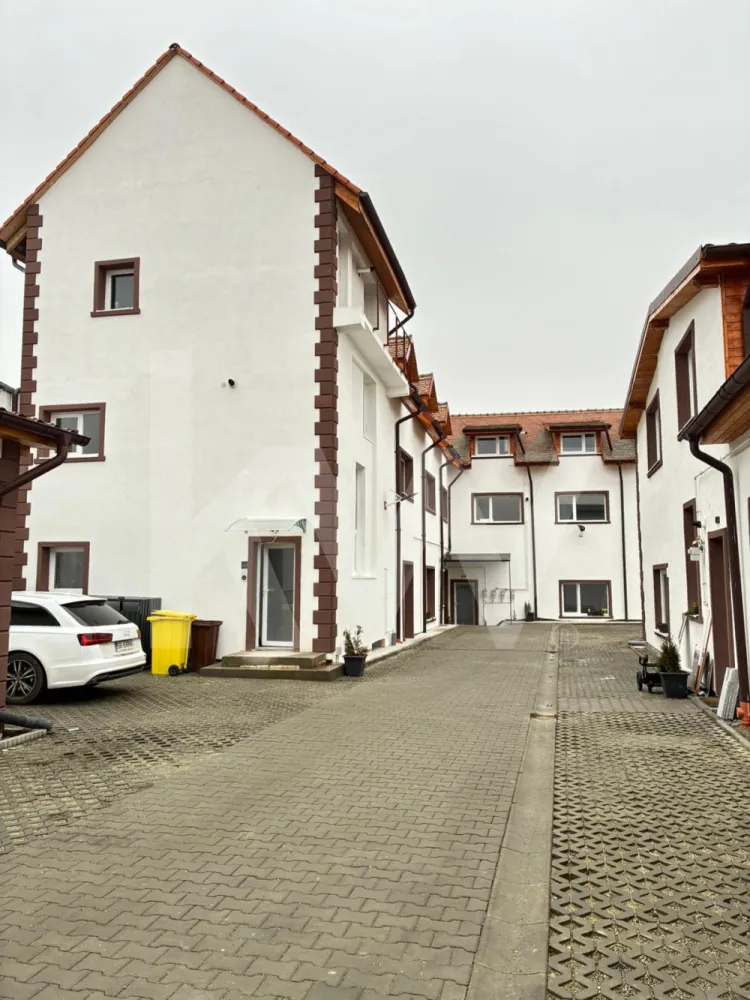 Apartament la casa zona Turnisor! - Un ansamblu cochet, dar plin de suflet

Descoperă un colț aparte din oraș – un mic cartier rezidențial gândit pentru cei care nu caută doar o locuință, ci un acasă cu personalitate și căldură umană.

Garsonierele sunt compacte și eficiente, ideale pentru un stil de viață dinamic. Apartamentele cu 2 camere oferă echilibrul ideal între spațiu și funcționalitate. Cele cu 3 camere, în stil vilă, impresionează prin luminozitate, compartimentare practică și un design care te face să te simți „acasă” din prima clipă. Iar apartamentele cu 4 camere sunt spațioase și versatile – perfecte pentru familii care vor intimitate, dar și loc pentru conexiune.

 Fiecare locuință are un aer atipic – un design care iese din tiparele standard și creează emoție. Nu e doar un spațiu de locuit, ci un loc care îți dă o stare bună.

 Curtea comună e gândită ca o grădină de suflet: accesibilă doar rezidenților, ideală pentru relaxare, pentru ca cei mici să se joace în siguranță și pentru ca părinții să stea liniștiți.

 Ansamblul nu e doar un grup de locuințe, ci o comunitate mică și unită, unde vecinii se cunosc și copiii cresc frumos, în siguranță, într-un cartier liniștit, retras de agitație, dar bine conectat la oraș.

Un loc diferit. Mai cald. Mai sigur. Mai al tău.