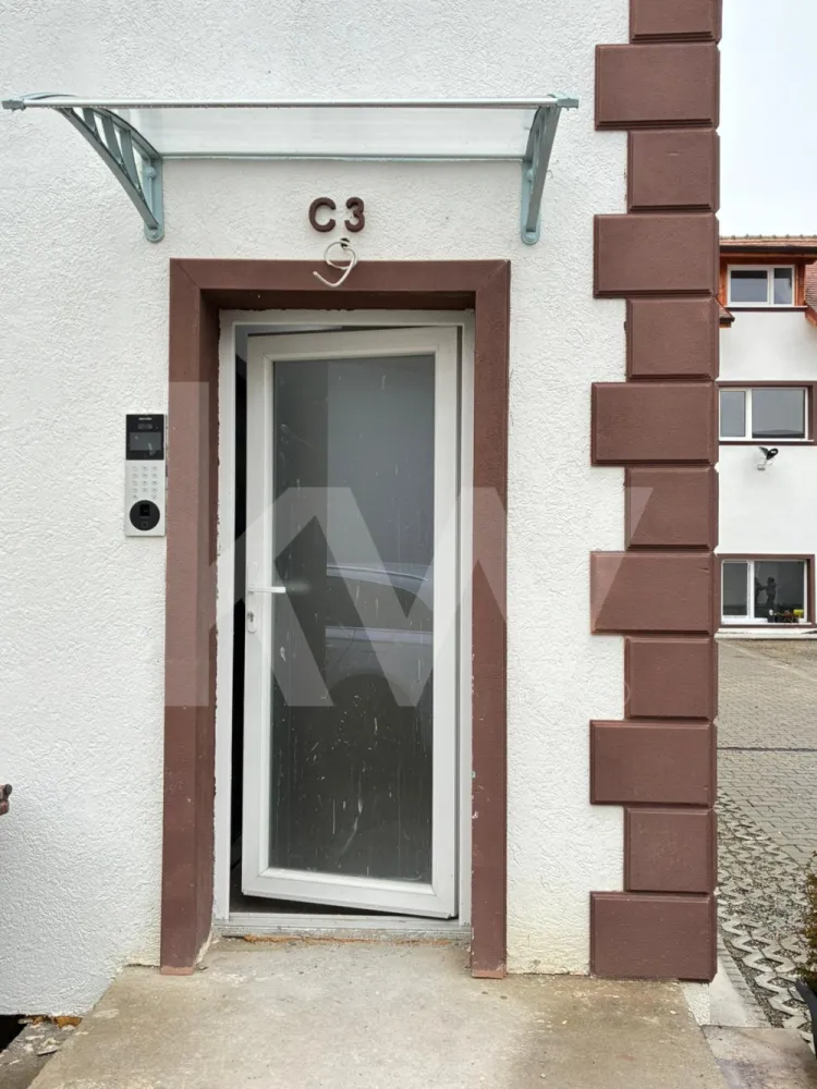 Apartament la casa zona Turnisor! - Un ansamblu cochet, dar plin de suflet

Descoperă un colț aparte din oraș – un mic cartier rezidențial gândit pentru cei care nu caută doar o locuință, ci un acasă cu personalitate și căldură umană.

Garsonierele sunt compacte și eficiente, ideale pentru un stil de viață dinamic. Apartamentele cu 2 camere oferă echilibrul ideal între spațiu și funcționalitate. Cele cu 3 camere, în stil vilă, impresionează prin luminozitate, compartimentare practică și un design care te face să te simți „acasă” din prima clipă. Iar apartamentele cu 4 camere sunt spațioase și versatile – perfecte pentru familii care vor intimitate, dar și loc pentru conexiune.

 Fiecare locuință are un aer atipic – un design care iese din tiparele standard și creează emoție. Nu e doar un spațiu de locuit, ci un loc care îți dă o stare bună.

 Curtea comună e gândită ca o grădină de suflet: accesibilă doar rezidenților, ideală pentru relaxare, pentru ca cei mici să se joace în siguranță și pentru ca părinții să stea liniștiți.

 Ansamblul nu e doar un grup de locuințe, ci o comunitate mică și unită, unde vecinii se cunosc și copiii cresc frumos, în siguranță, într-un cartier liniștit, retras de agitație, dar bine conectat la oraș.

Un loc diferit. Mai cald. Mai sigur. Mai al tău.