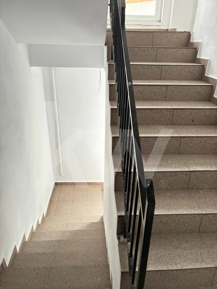 Apartament la casa zona Turnisor! - Un ansamblu cochet, dar plin de suflet

Descoperă un colț aparte din oraș – un mic cartier rezidențial gândit pentru cei care nu caută doar o locuință, ci un acasă cu personalitate și căldură umană.

Garsonierele sunt compacte și eficiente, ideale pentru un stil de viață dinamic. Apartamentele cu 2 camere oferă echilibrul ideal între spațiu și funcționalitate. Cele cu 3 camere, în stil vilă, impresionează prin luminozitate, compartimentare practică și un design care te face să te simți „acasă” din prima clipă. Iar apartamentele cu 4 camere sunt spațioase și versatile – perfecte pentru familii care vor intimitate, dar și loc pentru conexiune.

 Fiecare locuință are un aer atipic – un design care iese din tiparele standard și creează emoție. Nu e doar un spațiu de locuit, ci un loc care îți dă o stare bună.

 Curtea comună e gândită ca o grădină de suflet: accesibilă doar rezidenților, ideală pentru relaxare, pentru ca cei mici să se joace în siguranță și pentru ca părinții să stea liniștiți.

 Ansamblul nu e doar un grup de locuințe, ci o comunitate mică și unită, unde vecinii se cunosc și copiii cresc frumos, în siguranță, într-un cartier liniștit, retras de agitație, dar bine conectat la oraș.

Un loc diferit. Mai cald. Mai sigur. Mai al tău.