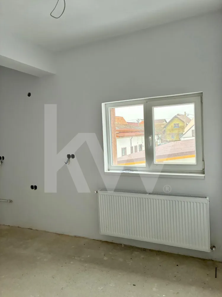 Apartament la casa zona Turnisor! - Un ansamblu cochet, dar plin de suflet

Descoperă un colț aparte din oraș – un mic cartier rezidențial gândit pentru cei care nu caută doar o locuință, ci un acasă cu personalitate și căldură umană.

Garsonierele sunt compacte și eficiente, ideale pentru un stil de viață dinamic. Apartamentele cu 2 camere oferă echilibrul ideal între spațiu și funcționalitate. Cele cu 3 camere, în stil vilă, impresionează prin luminozitate, compartimentare practică și un design care te face să te simți „acasă” din prima clipă. Iar apartamentele cu 4 camere sunt spațioase și versatile – perfecte pentru familii care vor intimitate, dar și loc pentru conexiune.

 Fiecare locuință are un aer atipic – un design care iese din tiparele standard și creează emoție. Nu e doar un spațiu de locuit, ci un loc care îți dă o stare bună.

 Curtea comună e gândită ca o grădină de suflet: accesibilă doar rezidenților, ideală pentru relaxare, pentru ca cei mici să se joace în siguranță și pentru ca părinții să stea liniștiți.

 Ansamblul nu e doar un grup de locuințe, ci o comunitate mică și unită, unde vecinii se cunosc și copiii cresc frumos, în siguranță, într-un cartier liniștit, retras de agitație, dar bine conectat la oraș.

Un loc diferit. Mai cald. Mai sigur. Mai al tău.