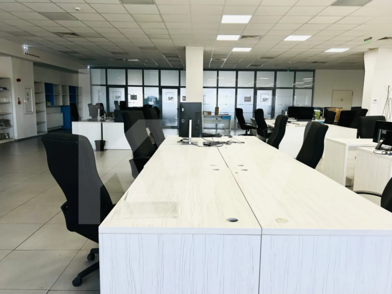 Spațiu birouri de închiriat/all inclusive/priveliște panoramică/etaj lV+etaj V - Se oferă spre închiriere un spațiu de birouri generos, cu o suprafață totală de 726.6 mp(etaj 4+ etaj 5), situat într-o clădire renovată, cu poziționare excelentă pe malul Cibinului, în Sibiu. Spațiul este amplasat într-o zonă centrală, ușor accesibilă, cu infrastructură modernă și acces rapid către centrul orașului, autostradă și mijloace de transport în comun.

Configurație:
Suprafață utilă pentru etajul lV :  147,20mp
Suprafață utilă pentru etajul V :  579,40 mp
Grupuri sanitare moderne
Zonă amenajată pentru pauze sau chicinetă

Am inclus planurile pentru o vizualizare mai clară a compartimentării spațiului. Este disponibil imediat și se pretează pentru firme din domenii precum IT, consultanță, marketing, contabilitate, arhitectură sau training. 

Clădirea este complet renovată, dispune de lift funcțional, lift de marfă, acces pe scară largă și posibilitate de locuri de parcare. 

Comision 0%.

Este alegerea potrivită pentru companiile care caută un sediu stabil, cu costuri lunare optimizate, accesibilitate excelentă și un mediu de lucru profesionist și confortabil.