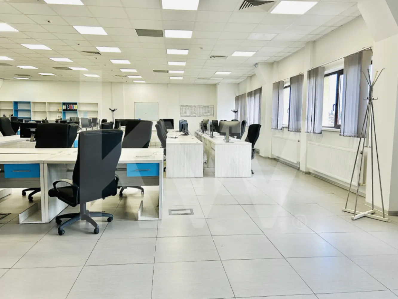 Spațiu birouri de închiriat/all inclusive/priveliște panoramică/etaj lV+etaj V - Se oferă spre închiriere un spațiu de birouri generos, cu o suprafață totală de 726.6 mp(etaj 4+ etaj 5), situat într-o clădire renovată, cu poziționare excelentă pe malul Cibinului, în Sibiu. Spațiul este amplasat într-o zonă centrală, ușor accesibilă, cu infrastructură modernă și acces rapid către centrul orașului, autostradă și mijloace de transport în comun.

Configurație:
Suprafață utilă pentru etajul lV :  147,20mp
Suprafață utilă pentru etajul V :  579,40 mp
Grupuri sanitare moderne
Zonă amenajată pentru pauze sau chicinetă

Am inclus planurile pentru o vizualizare mai clară a compartimentării spațiului. Este disponibil imediat și se pretează pentru firme din domenii precum IT, consultanță, marketing, contabilitate, arhitectură sau training. 

Clădirea este complet renovată, dispune de lift funcțional, lift de marfă, acces pe scară largă și posibilitate de locuri de parcare. 

Comision 0%.

Este alegerea potrivită pentru companiile care caută un sediu stabil, cu costuri lunare optimizate, accesibilitate excelentă și un mediu de lucru profesionist și confortabil.