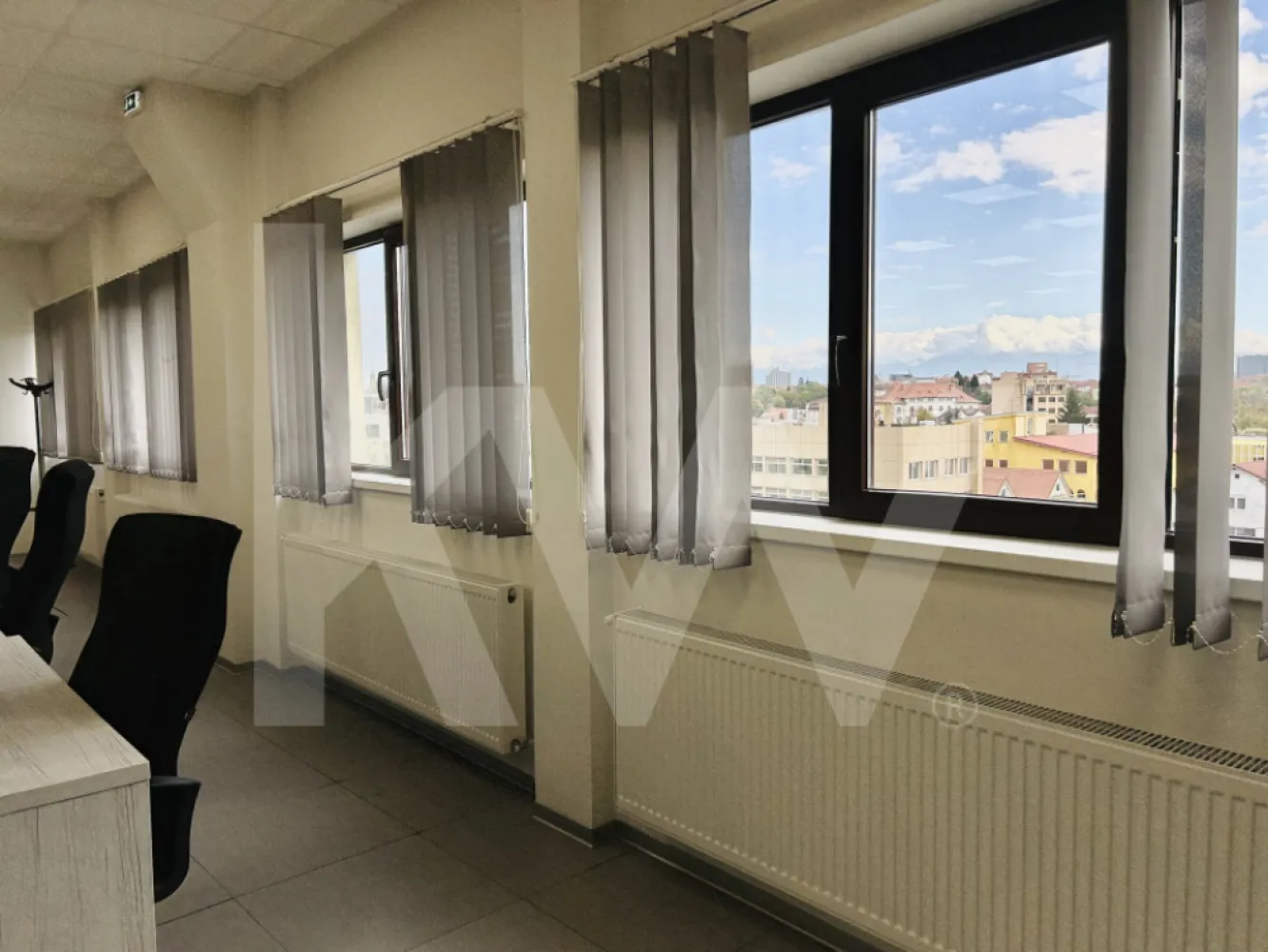 Spațiu birouri de închiriat/all inclusive/priveliște panoramică/etaj lV+etaj V - Se oferă spre închiriere un spațiu de birouri generos, cu o suprafață totală de 726.6 mp(etaj 4+ etaj 5), situat într-o clădire renovată, cu poziționare excelentă pe malul Cibinului, în Sibiu. Spațiul este amplasat într-o zonă centrală, ușor accesibilă, cu infrastructură modernă și acces rapid către centrul orașului, autostradă și mijloace de transport în comun.

Configurație:
Suprafață utilă pentru etajul lV :  147,20mp
Suprafață utilă pentru etajul V :  579,40 mp
Grupuri sanitare moderne
Zonă amenajată pentru pauze sau chicinetă

Am inclus planurile pentru o vizualizare mai clară a compartimentării spațiului. Este disponibil imediat și se pretează pentru firme din domenii precum IT, consultanță, marketing, contabilitate, arhitectură sau training. 

Clădirea este complet renovată, dispune de lift funcțional, lift de marfă, acces pe scară largă și posibilitate de locuri de parcare. 

Comision 0%.

Este alegerea potrivită pentru companiile care caută un sediu stabil, cu costuri lunare optimizate, accesibilitate excelentă și un mediu de lucru profesionist și confortabil.