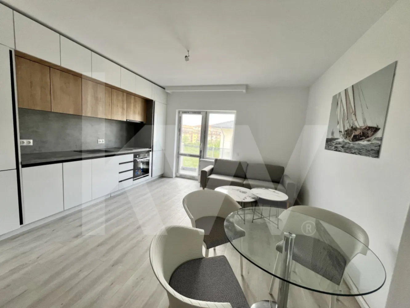 Apartament 3 camere - 61 mp - Doamna Stanca - Ți-ar plăcea să locuieșți la câțiva pași de Shopping City Mall?
Dacă răspunsul tău e "DA!", îți propunem un apartament situat într-un nou ansamblu rezidențial de pe str. Doamna Stanca, la limita teritorială cu orașul Sibiu, unde se regăsesc magazine, școală, grădiniță, stație de autobuz, piață, etc. 

Imobilul are o suprafață utilă de 61,2 mp utili + balcon 7,8 mp și este compartimentat astfel:
- living
- bucătărie 
- 2 dormitoare
- 1 baie
- balcon 7,8 mp utilli
- loc de parcare ( inclus în preț ).

Predarea este LA ALB
- Tamplarie PVC 7 camere– 3 foi sticla
- Usa metalica intrare apartament
- Tencuit var-ciment, 2 maini de glet si 1 mana de lavabila alba
- Centrala BOSCH in condensare 5 ani garantie
- Incalzire in pardoseala
- Balcon placat cu gresie
- Corp iluminat balcon
- Balustrada sticla balcon
- 1 loc de parcare inclus
- Casa scarii la cheie, balustrada inox
- Interfon

Se acceptă plata atât din surse proprii cât și cu ajutorul unui credit bancar cu avans minim de 15%.
POZELE SUNT CU TITLU DE PREZENTARE DINTR-UN  APARTAMENT VÂNDUT.

Pentru mai multe detalii și vizionări, ne puteți contacta la numărul de telefon afișat!