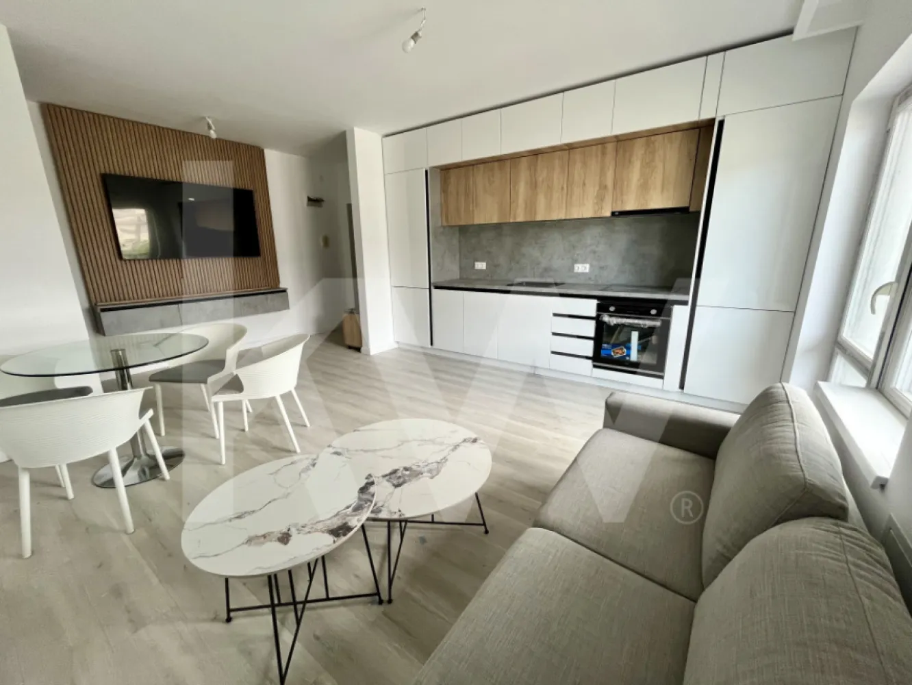 Apartament 3 camere - 61 mp - Doamna Stanca - Ți-ar plăcea să locuieșți la câțiva pași de Shopping City Mall?
Dacă răspunsul tău e "DA!", îți propunem un apartament situat într-un nou ansamblu rezidențial de pe str. Doamna Stanca, la limita teritorială cu orașul Sibiu, unde se regăsesc magazine, școală, grădiniță, stație de autobuz, piață, etc. 

Imobilul are o suprafață utilă de 61,2 mp utili + balcon 7,8 mp și este compartimentat astfel:
- living
- bucătărie 
- 2 dormitoare
- 1 baie
- balcon 7,8 mp utilli
- loc de parcare ( inclus în preț ).

Predarea este LA ALB
- Tamplarie PVC 7 camere– 3 foi sticla
- Usa metalica intrare apartament
- Tencuit var-ciment, 2 maini de glet si 1 mana de lavabila alba
- Centrala BOSCH in condensare 5 ani garantie
- Incalzire in pardoseala
- Balcon placat cu gresie
- Corp iluminat balcon
- Balustrada sticla balcon
- 1 loc de parcare inclus
- Casa scarii la cheie, balustrada inox
- Interfon

Se acceptă plata atât din surse proprii cât și cu ajutorul unui credit bancar cu avans minim de 15%.
POZELE SUNT CU TITLU DE PREZENTARE DINTR-UN  APARTAMENT VÂNDUT.

Pentru mai multe detalii și vizionări, ne puteți contacta la numărul de telefon afișat!