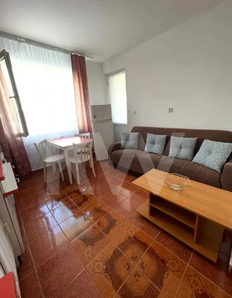 Apartament 2 camere, 56 mp, Etaj 1/3, Intrarea Siretului - Apartament 2 camere, decomandat, 56 mp, Etaj 1/3, Calea Dumbrăvii, lângă Parcul Sub Arini, ideal pentru locuire, închiriere sau regim hotelier.
Locația — Calea Dumbrăvii – Intrarea Siretului, la câțiva pași de Parcul Sub Arini — O alegere excelentă pentru cei care iubesc natura, liniștea și accesul rapid la toate facilitățile orașului.

Date pe scurt
•	Suprafață utilă: 56 mp
•	Compartimentare: decomandat, confort 1
•	Etaj: 1/3
•	Balcon: spațios
•	Parcare: loc propriu în fața blocului cu acte de proprietate care se vinde odata cu proprietatea.
•	Disponibilitate: imediată
Dotări & Utilități
•	Mobilat și utilat complet: aragaz, hotă, frigider, mașină de spălat
•	Centrală termică proprie
•	Geamuri termopan
•	Ușă metalică la intrare
•	Izolație termică exterioară
•	Contorizare individuală: apă, gaz, curent
•	Interfon
•	Internet fibră optică
Finisaje
•	Pereți: lavabilă + faianță
•	Podele: parchet + gresie

Tur virtual – Un apartament cald, luminos și bine organizat, perfect pentru cei care vor eficiență, confort și un spațiu modern în apropiere de piste de bicicleta si parcul SubArini.
Intrarea:
Intri într-un hol curat și compact, spatios unde ai deja loc pentru organizarea unor pantofare și cuiere pentru haine. Atmosfera e primitoare, iar lumina naturală care vine din living anunță un apartament aerisit, bine proporționat.
Living & Bucătărie: spațiul central este un open-space, cu o bucătărie complet utilată ideală pentru mic dejun, gătit sau socializare, cu acces la balcon.
Balconul: spatios este suficient pentru o zonă de relaxare: două scaune, o masă și priveliște peste zona liniștită.
Dormitorul: este perfect proporționat și include suficiente spatii de depozitare și un pat cu noptiere – ideal pentru depozitare eficientă într-un apartament compact, cu acces la balcon.
Baia: se remarcă prin spatiu, aerisire excelentă ce transformă spațiul într-un loc practic. Aici gasesti si mașina de spălat.
Blocul: mic cu 3 etaje, solid, bine întreținut, fără mansarde supraaglomerate, fără aglomerație pe scară.

De ce acest apartament este unic
•	Poziție premium: între oraș și pădure
•	Ideal pentru inchiriere sau regim hotelier.
•	Ideal pentru locuire: liniște, verdeață, acces la toate serviciile
•	Rar disponibil la etajul 1 în această zonă
•	Proprietate întreținută, cu cheltuieli reduse
•	Loc de parcare propriu cu acte de proprietate