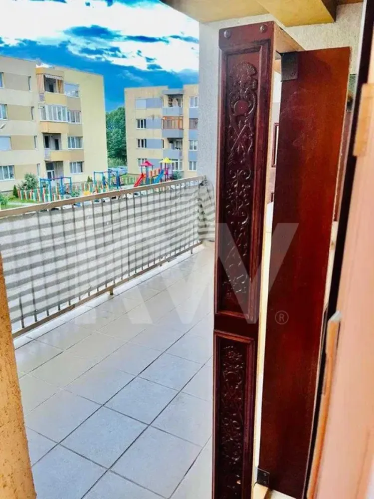 Apartament 2 camere, 56 mp, Etaj 1/3, Intrarea Siretului - Apartament 2 camere, decomandat, 56 mp, Etaj 1/3, Calea Dumbrăvii, lângă Parcul Sub Arini, ideal pentru locuire, închiriere sau regim hotelier.
Locația — Calea Dumbrăvii – Intrarea Siretului, la câțiva pași de Parcul Sub Arini — O alegere excelentă pentru cei care iubesc natura, liniștea și accesul rapid la toate facilitățile orașului.

Date pe scurt
•	Suprafață utilă: 56 mp
•	Compartimentare: decomandat, confort 1
•	Etaj: 1/3
•	Balcon: spațios
•	Parcare: loc propriu în fața blocului cu acte de proprietate care se vinde odata cu proprietatea.
•	Disponibilitate: imediată
Dotări & Utilități
•	Mobilat și utilat complet: aragaz, hotă, frigider, mașină de spălat
•	Centrală termică proprie
•	Geamuri termopan
•	Ușă metalică la intrare
•	Izolație termică exterioară
•	Contorizare individuală: apă, gaz, curent
•	Interfon
•	Internet fibră optică
Finisaje
•	Pereți: lavabilă + faianță
•	Podele: parchet + gresie

Tur virtual – Un apartament cald, luminos și bine organizat, perfect pentru cei care vor eficiență, confort și un spațiu modern în apropiere de piste de bicicleta si parcul SubArini.
Intrarea:
Intri într-un hol curat și compact, spatios unde ai deja loc pentru organizarea unor pantofare și cuiere pentru haine. Atmosfera e primitoare, iar lumina naturală care vine din living anunță un apartament aerisit, bine proporționat.
Living & Bucătărie: spațiul central este un open-space, cu o bucătărie complet utilată ideală pentru mic dejun, gătit sau socializare, cu acces la balcon.
Balconul: spatios este suficient pentru o zonă de relaxare: două scaune, o masă și priveliște peste zona liniștită.
Dormitorul: este perfect proporționat și include suficiente spatii de depozitare și un pat cu noptiere – ideal pentru depozitare eficientă într-un apartament compact, cu acces la balcon.
Baia: se remarcă prin spatiu, aerisire excelentă ce transformă spațiul într-un loc practic. Aici gasesti si mașina de spălat.
Blocul: mic cu 3 etaje, solid, bine întreținut, fără mansarde supraaglomerate, fără aglomerație pe scară.

De ce acest apartament este unic
•	Poziție premium: între oraș și pădure
•	Ideal pentru inchiriere sau regim hotelier.
•	Ideal pentru locuire: liniște, verdeață, acces la toate serviciile
•	Rar disponibil la etajul 1 în această zonă
•	Proprietate întreținută, cu cheltuieli reduse
•	Loc de parcare propriu cu acte de proprietate