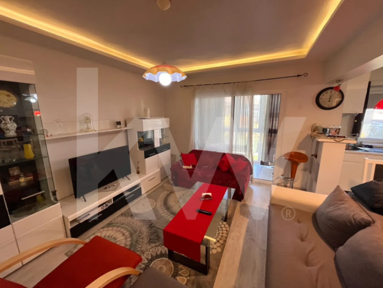 Apartament cu 4 camere mobilat utilat in Vasile Aaron 81 mp - Apartament de vânzare – Vasile Aaron, Sibiu | 4 camere | 81 m² utili | Complet mobilat și utilat
Date pe scurt
•	Tip: Apartament
•	Compartimentare: Decomandat
•	Confort: 1
•	Camere: 4 (3 dormitoare + living)
•	Băi: 2
•	Balcon: 1 (3,84 m²)
•	Locuri de parcare: 2
•	Etaj: 1 / 4
•	Orientare: Sud–Vest
•	An construcție: 1982
•	An renovare: 2020
•	Structură: Beton
•	Stadiu: Finalizat
•	Încălzire: Pardoseală
•	Geam la baie: Da
•	Bucătărie: Deschisă
•	Certificat energetic: Clasa A
•	Se vinde: Complet mobilat și utilat

Dotări principale
 - Încălzire prin pardoseală
 - Bucătărie complet echipată (aragaz, cuptor, frigider, mașină de spălat vase, espressor)
 - 2 băi moderne (una cu ușă glisantă)
 - Tâmplărie PVC cu geam termopan
 - Uși interioare glisante (2x)
 - Pivniță înscrisă în acte
 - Bloc izolat termic, cu acoperiș și interfon
 - Toate utilitățile: gaz, curent, apă, canalizare, internet, CATV
 - Se acceptă credit bancar
 
 Tur virtual – „Un apartament care te întâmpină cu lumină și liniște”
Imaginează-ți că deschizi ușa unui loc care te face să respiri acasă din prima clipă.
 Intrarea:
Ușa metalică se închide în urma ta, lăsând zgomotul orașului afară. În față se deschide un hol generos, ordonat, care leagă toate camerele. Simți că apartamentul a fost gândit pentru viața de zi cu zi – funcțional, dar plin de căldură.
 Bucătăria & Livingul:
În dreapta, bucătăria deschisă te întâmpină cu finisaje curate, moderne, mobilier pe comandă și electrocasnice de calitate. Se continuă firesc spre livingul luminos, orientat spre sud-vest – locul unde soarele îți bate blând pe canapea după-amiaza.
Spațiul e aerisit, ideal pentru seri cu prieteni sau momente de relaxare în familie.
 Balconul:
Ieși pe balcon și te bucuri de o priveliște liniștită către baza hipică – copaci, aer curat, și senzația rară de spațiu deschis în mijlocul orașului.
 Zona de noapte:
Cele trei dormitoare sunt amplasate inteligent – retrase, liniștite, fiecare cu personalitatea lui.
Dormitorul matrimonial are spațiu generos pentru dressing.
Al doilea dormitor e perfect pentru copii sau oaspeți, iar al treilea – potrivit ca birou elegant sau cameră hobby.
 Băile:
Cele două băi siu potential de finisaje moderne, îți pot oferi confortul unui hotel urban. Una dintre ele are o ușă glisantă elegantă, ce economisește spațiu fără să sacrifice stilul.
Lumina naturală care pătrunde prin fereastra băii mari face diferența în fiecare dimineață.
 Blocul:
Construit solid, din beton, izolat termic, cu interfon și acoperiș refăcut, blocul păstrează liniștea specifică zonei. Etajul 1 oferă acces facil și o temperatură constant plăcută tot anul.
 Spațiu suplimentar:
Pivnița înscrisă în acte e perfectă pentru depozitare, biciclete, vinuri sau echipamente sportive.
Iar cele două locuri de parcare elimină orice stres de zi cu zi.
 Final:
Luminos, curat, primitor – apartamentul din Vasile Aaron nu e doar o proprietate, ci o invitație la echilibru.
Te bucuri de liniște, dar rămâi aproape de tot ce contează: școli, magazine, transport, natură.
Totul e gata – trebuie doar să aduci cheile și să spui: „Gata, am ajuns acasă.”