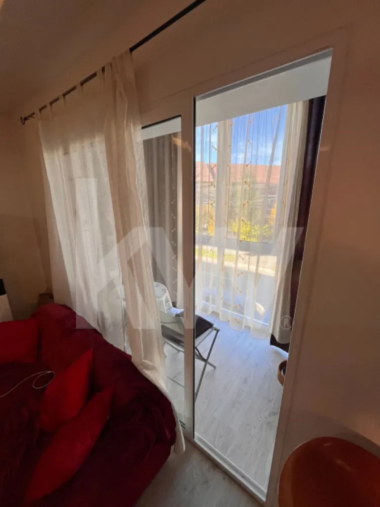 Apartament cu 4 camere mobilat utilat in Vasile Aaron 81 mp - Apartament de vânzare – Vasile Aaron, Sibiu | 4 camere | 81 m² utili | Complet mobilat și utilat
Date pe scurt
•	Tip: Apartament
•	Compartimentare: Decomandat
•	Confort: 1
•	Camere: 4 (3 dormitoare + living)
•	Băi: 2
•	Balcon: 1 (3,84 m²)
•	Locuri de parcare: 2
•	Etaj: 1 / 4
•	Orientare: Sud–Vest
•	An construcție: 1982
•	An renovare: 2020
•	Structură: Beton
•	Stadiu: Finalizat
•	Încălzire: Pardoseală
•	Geam la baie: Da
•	Bucătărie: Deschisă
•	Certificat energetic: Clasa A
•	Se vinde: Complet mobilat și utilat

Dotări principale
 - Încălzire prin pardoseală
 - Bucătărie complet echipată (aragaz, cuptor, frigider, mașină de spălat vase, espressor)
 - 2 băi moderne (una cu ușă glisantă)
 - Tâmplărie PVC cu geam termopan
 - Uși interioare glisante (2x)
 - Pivniță înscrisă în acte
 - Bloc izolat termic, cu acoperiș și interfon
 - Toate utilitățile: gaz, curent, apă, canalizare, internet, CATV
 - Se acceptă credit bancar
 
 Tur virtual – „Un apartament care te întâmpină cu lumină și liniște”
Imaginează-ți că deschizi ușa unui loc care te face să respiri acasă din prima clipă.
 Intrarea:
Ușa metalică se închide în urma ta, lăsând zgomotul orașului afară. În față se deschide un hol generos, ordonat, care leagă toate camerele. Simți că apartamentul a fost gândit pentru viața de zi cu zi – funcțional, dar plin de căldură.
 Bucătăria & Livingul:
În dreapta, bucătăria deschisă te întâmpină cu finisaje curate, moderne, mobilier pe comandă și electrocasnice de calitate. Se continuă firesc spre livingul luminos, orientat spre sud-vest – locul unde soarele îți bate blând pe canapea după-amiaza.
Spațiul e aerisit, ideal pentru seri cu prieteni sau momente de relaxare în familie.
 Balconul:
Ieși pe balcon și te bucuri de o priveliște liniștită către baza hipică – copaci, aer curat, și senzația rară de spațiu deschis în mijlocul orașului.
 Zona de noapte:
Cele trei dormitoare sunt amplasate inteligent – retrase, liniștite, fiecare cu personalitatea lui.
Dormitorul matrimonial are spațiu generos pentru dressing.
Al doilea dormitor e perfect pentru copii sau oaspeți, iar al treilea – potrivit ca birou elegant sau cameră hobby.
 Băile:
Cele două băi siu potential de finisaje moderne, îți pot oferi confortul unui hotel urban. Una dintre ele are o ușă glisantă elegantă, ce economisește spațiu fără să sacrifice stilul.
Lumina naturală care pătrunde prin fereastra băii mari face diferența în fiecare dimineață.
 Blocul:
Construit solid, din beton, izolat termic, cu interfon și acoperiș refăcut, blocul păstrează liniștea specifică zonei. Etajul 1 oferă acces facil și o temperatură constant plăcută tot anul.
 Spațiu suplimentar:
Pivnița înscrisă în acte e perfectă pentru depozitare, biciclete, vinuri sau echipamente sportive.
Iar cele două locuri de parcare elimină orice stres de zi cu zi.
 Final:
Luminos, curat, primitor – apartamentul din Vasile Aaron nu e doar o proprietate, ci o invitație la echilibru.
Te bucuri de liniște, dar rămâi aproape de tot ce contează: școli, magazine, transport, natură.
Totul e gata – trebuie doar să aduci cheile și să spui: „Gata, am ajuns acasă.”