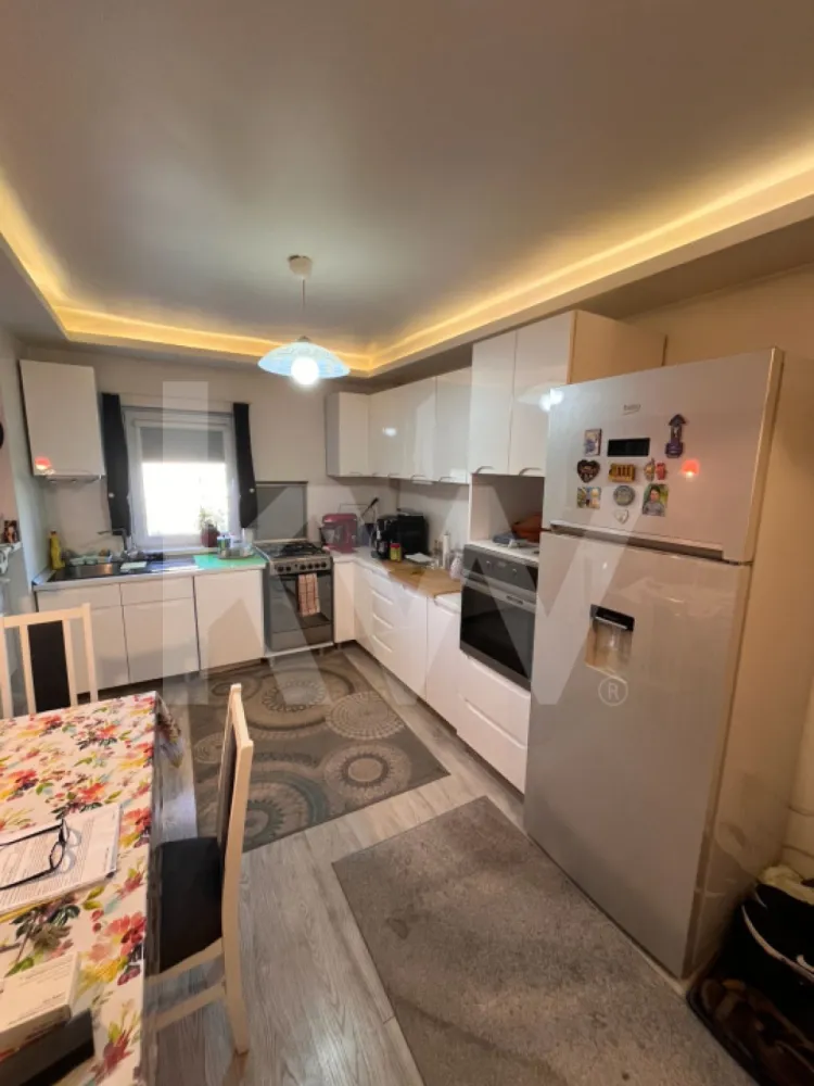 Apartament cu 4 camere mobilat utilat in Vasile Aaron 81 mp - Apartament de vânzare – Vasile Aaron, Sibiu | 4 camere | 81 m² utili | Complet mobilat și utilat
Date pe scurt
•	Tip: Apartament
•	Compartimentare: Decomandat
•	Confort: 1
•	Camere: 4 (3 dormitoare + living)
•	Băi: 2
•	Balcon: 1 (3,84 m²)
•	Locuri de parcare: 2
•	Etaj: 1 / 4
•	Orientare: Sud–Vest
•	An construcție: 1982
•	An renovare: 2020
•	Structură: Beton
•	Stadiu: Finalizat
•	Încălzire: Pardoseală
•	Geam la baie: Da
•	Bucătărie: Deschisă
•	Certificat energetic: Clasa A
•	Se vinde: Complet mobilat și utilat

Dotări principale
 - Încălzire prin pardoseală
 - Bucătărie complet echipată (aragaz, cuptor, frigider, mașină de spălat vase, espressor)
 - 2 băi moderne (una cu ușă glisantă)
 - Tâmplărie PVC cu geam termopan
 - Uși interioare glisante (2x)
 - Pivniță înscrisă în acte
 - Bloc izolat termic, cu acoperiș și interfon
 - Toate utilitățile: gaz, curent, apă, canalizare, internet, CATV
 - Se acceptă credit bancar
 
 Tur virtual – „Un apartament care te întâmpină cu lumină și liniște”
Imaginează-ți că deschizi ușa unui loc care te face să respiri acasă din prima clipă.
 Intrarea:
Ușa metalică se închide în urma ta, lăsând zgomotul orașului afară. În față se deschide un hol generos, ordonat, care leagă toate camerele. Simți că apartamentul a fost gândit pentru viața de zi cu zi – funcțional, dar plin de căldură.
 Bucătăria & Livingul:
În dreapta, bucătăria deschisă te întâmpină cu finisaje curate, moderne, mobilier pe comandă și electrocasnice de calitate. Se continuă firesc spre livingul luminos, orientat spre sud-vest – locul unde soarele îți bate blând pe canapea după-amiaza.
Spațiul e aerisit, ideal pentru seri cu prieteni sau momente de relaxare în familie.
 Balconul:
Ieși pe balcon și te bucuri de o priveliște liniștită către baza hipică – copaci, aer curat, și senzația rară de spațiu deschis în mijlocul orașului.
 Zona de noapte:
Cele trei dormitoare sunt amplasate inteligent – retrase, liniștite, fiecare cu personalitatea lui.
Dormitorul matrimonial are spațiu generos pentru dressing.
Al doilea dormitor e perfect pentru copii sau oaspeți, iar al treilea – potrivit ca birou elegant sau cameră hobby.
 Băile:
Cele două băi siu potential de finisaje moderne, îți pot oferi confortul unui hotel urban. Una dintre ele are o ușă glisantă elegantă, ce economisește spațiu fără să sacrifice stilul.
Lumina naturală care pătrunde prin fereastra băii mari face diferența în fiecare dimineață.
 Blocul:
Construit solid, din beton, izolat termic, cu interfon și acoperiș refăcut, blocul păstrează liniștea specifică zonei. Etajul 1 oferă acces facil și o temperatură constant plăcută tot anul.
 Spațiu suplimentar:
Pivnița înscrisă în acte e perfectă pentru depozitare, biciclete, vinuri sau echipamente sportive.
Iar cele două locuri de parcare elimină orice stres de zi cu zi.
 Final:
Luminos, curat, primitor – apartamentul din Vasile Aaron nu e doar o proprietate, ci o invitație la echilibru.
Te bucuri de liniște, dar rămâi aproape de tot ce contează: școli, magazine, transport, natură.
Totul e gata – trebuie doar să aduci cheile și să spui: „Gata, am ajuns acasă.”