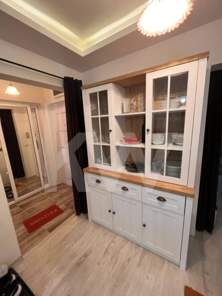 Apartament cu 4 camere mobilat utilat in Vasile Aaron 81 mp - Apartament de vânzare – Vasile Aaron, Sibiu | 4 camere | 81 m² utili | Complet mobilat și utilat
Date pe scurt
•	Tip: Apartament
•	Compartimentare: Decomandat
•	Confort: 1
•	Camere: 4 (3 dormitoare + living)
•	Băi: 2
•	Balcon: 1 (3,84 m²)
•	Locuri de parcare: 2
•	Etaj: 1 / 4
•	Orientare: Sud–Vest
•	An construcție: 1982
•	An renovare: 2020
•	Structură: Beton
•	Stadiu: Finalizat
•	Încălzire: Pardoseală
•	Geam la baie: Da
•	Bucătărie: Deschisă
•	Certificat energetic: Clasa A
•	Se vinde: Complet mobilat și utilat

Dotări principale
 - Încălzire prin pardoseală
 - Bucătărie complet echipată (aragaz, cuptor, frigider, mașină de spălat vase, espressor)
 - 2 băi moderne (una cu ușă glisantă)
 - Tâmplărie PVC cu geam termopan
 - Uși interioare glisante (2x)
 - Pivniță înscrisă în acte
 - Bloc izolat termic, cu acoperiș și interfon
 - Toate utilitățile: gaz, curent, apă, canalizare, internet, CATV
 - Se acceptă credit bancar
 
 Tur virtual – „Un apartament care te întâmpină cu lumină și liniște”
Imaginează-ți că deschizi ușa unui loc care te face să respiri acasă din prima clipă.
 Intrarea:
Ușa metalică se închide în urma ta, lăsând zgomotul orașului afară. În față se deschide un hol generos, ordonat, care leagă toate camerele. Simți că apartamentul a fost gândit pentru viața de zi cu zi – funcțional, dar plin de căldură.
 Bucătăria & Livingul:
În dreapta, bucătăria deschisă te întâmpină cu finisaje curate, moderne, mobilier pe comandă și electrocasnice de calitate. Se continuă firesc spre livingul luminos, orientat spre sud-vest – locul unde soarele îți bate blând pe canapea după-amiaza.
Spațiul e aerisit, ideal pentru seri cu prieteni sau momente de relaxare în familie.
 Balconul:
Ieși pe balcon și te bucuri de o priveliște liniștită către baza hipică – copaci, aer curat, și senzația rară de spațiu deschis în mijlocul orașului.
 Zona de noapte:
Cele trei dormitoare sunt amplasate inteligent – retrase, liniștite, fiecare cu personalitatea lui.
Dormitorul matrimonial are spațiu generos pentru dressing.
Al doilea dormitor e perfect pentru copii sau oaspeți, iar al treilea – potrivit ca birou elegant sau cameră hobby.
 Băile:
Cele două băi siu potential de finisaje moderne, îți pot oferi confortul unui hotel urban. Una dintre ele are o ușă glisantă elegantă, ce economisește spațiu fără să sacrifice stilul.
Lumina naturală care pătrunde prin fereastra băii mari face diferența în fiecare dimineață.
 Blocul:
Construit solid, din beton, izolat termic, cu interfon și acoperiș refăcut, blocul păstrează liniștea specifică zonei. Etajul 1 oferă acces facil și o temperatură constant plăcută tot anul.
 Spațiu suplimentar:
Pivnița înscrisă în acte e perfectă pentru depozitare, biciclete, vinuri sau echipamente sportive.
Iar cele două locuri de parcare elimină orice stres de zi cu zi.
 Final:
Luminos, curat, primitor – apartamentul din Vasile Aaron nu e doar o proprietate, ci o invitație la echilibru.
Te bucuri de liniște, dar rămâi aproape de tot ce contează: școli, magazine, transport, natură.
Totul e gata – trebuie doar să aduci cheile și să spui: „Gata, am ajuns acasă.”
