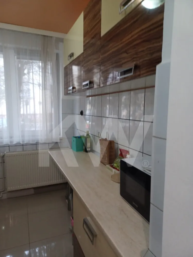 De vanzare apartament 2 camere – zonă premium Sibiu - Str. Ostirii - Apartament 2 camere – zonă premium Sibiu - Str. Ostirii, semidecomandat, situat la parter înalt, într-una dintre cele mai bune zone ale Sibiului.

- Suprafață utilă: 54 mp
- Compartimentare: semidecomandat
- Etaj: parter înalt
- Bloc izolat termic

Apartamentul este mobilat și utilat modern, gata de mutare, beneficiind de dotări de calitate:
Mobilă de bucătărie realizată la comandă
Aragaz Electrolux pe gaz
Cuptor electric Electrolux
Mașină de spălat haine Bosch
Combină frigorifică nemțească
Geamuri termopan noi, de calitate
Zugrăvit complet anul trecut
Avantaj important:
Există aprobare obținută pentru construirea unui balcon, un plus major de confort și valoare.
Apartamentul este ideal atât pentru locuire personală, cât și pentru investiție (închiriere).
Pentru mai multe detalii sau vizionare, vă rog să mă contactați.