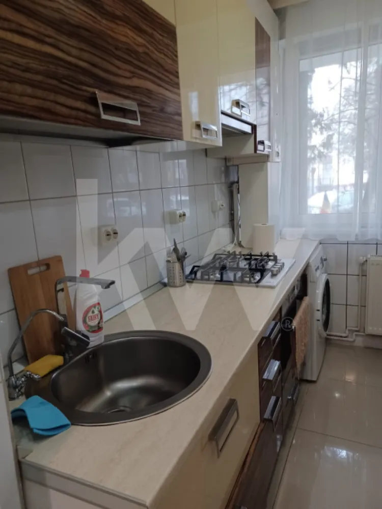 De vanzare apartament 2 camere – zonă premium Sibiu - Str. Ostirii - Apartament 2 camere – zonă premium Sibiu - Str. Ostirii, semidecomandat, situat la parter înalt, într-una dintre cele mai bune zone ale Sibiului.

- Suprafață utilă: 54 mp
- Compartimentare: semidecomandat
- Etaj: parter înalt
- Bloc izolat termic

Apartamentul este mobilat și utilat modern, gata de mutare, beneficiind de dotări de calitate:
Mobilă de bucătărie realizată la comandă
Aragaz Electrolux pe gaz
Cuptor electric Electrolux
Mașină de spălat haine Bosch
Combină frigorifică nemțească
Geamuri termopan noi, de calitate
Zugrăvit complet anul trecut
Avantaj important:
Există aprobare obținută pentru construirea unui balcon, un plus major de confort și valoare.
Apartamentul este ideal atât pentru locuire personală, cât și pentru investiție (închiriere).
Pentru mai multe detalii sau vizionare, vă rog să mă contactați.