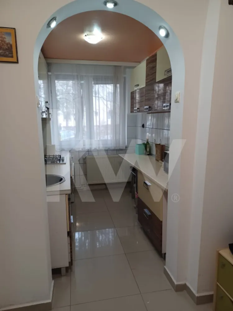 De vanzare apartament 2 camere – zonă premium Sibiu - Str. Ostirii - Apartament 2 camere – zonă premium Sibiu - Str. Ostirii, semidecomandat, situat la parter înalt, într-una dintre cele mai bune zone ale Sibiului.

- Suprafață utilă: 54 mp
- Compartimentare: semidecomandat
- Etaj: parter înalt
- Bloc izolat termic

Apartamentul este mobilat și utilat modern, gata de mutare, beneficiind de dotări de calitate:
Mobilă de bucătărie realizată la comandă
Aragaz Electrolux pe gaz
Cuptor electric Electrolux
Mașină de spălat haine Bosch
Combină frigorifică nemțească
Geamuri termopan noi, de calitate
Zugrăvit complet anul trecut
Avantaj important:
Există aprobare obținută pentru construirea unui balcon, un plus major de confort și valoare.
Apartamentul este ideal atât pentru locuire personală, cât și pentru investiție (închiriere).
Pentru mai multe detalii sau vizionare, vă rog să mă contactați.