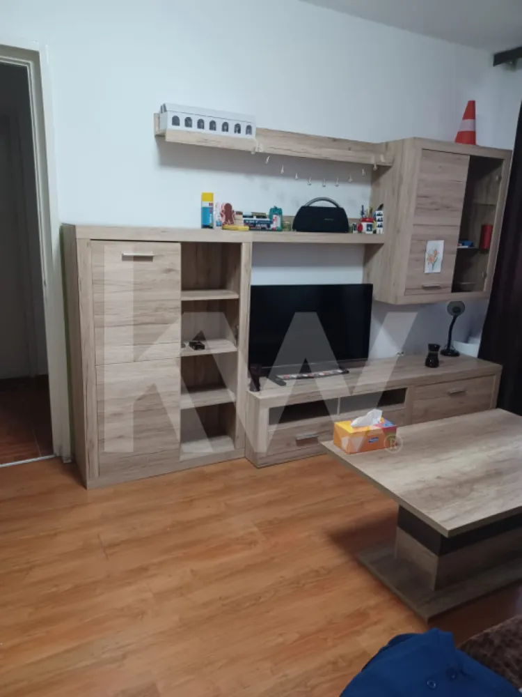 De vanzare apartament 2 camere – zonă premium Sibiu - Str. Ostirii - Apartament 2 camere – zonă premium Sibiu - Str. Ostirii, semidecomandat, situat la parter înalt, într-una dintre cele mai bune zone ale Sibiului.

- Suprafață utilă: 54 mp
- Compartimentare: semidecomandat
- Etaj: parter înalt
- Bloc izolat termic

Apartamentul este mobilat și utilat modern, gata de mutare, beneficiind de dotări de calitate:
Mobilă de bucătărie realizată la comandă
Aragaz Electrolux pe gaz
Cuptor electric Electrolux
Mașină de spălat haine Bosch
Combină frigorifică nemțească
Geamuri termopan noi, de calitate
Zugrăvit complet anul trecut
Avantaj important:
Există aprobare obținută pentru construirea unui balcon, un plus major de confort și valoare.
Apartamentul este ideal atât pentru locuire personală, cât și pentru investiție (închiriere).
Pentru mai multe detalii sau vizionare, vă rog să mă contactați.