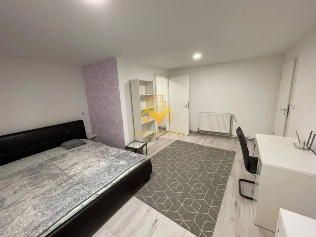 2 Camere Openspace, Demisol, Parcare,Zona decebal,Traian,Horea - GOLDNESS Imobiliare vă propune spre închiriere un apartament cu 2 camere complet mobilat și utilat, la demisolul unui imobil intr-o zona semicentrala.
Parcare inclusa!
Se află în apropierea stațiilor de transport în comun, magazine, restaurante, spații verzi, farmacii, etc. 

Apartamentul este compartimentat astfel:
 - dormitor cu pat matrimonial, dressing, noptiere
 - living cu bucatarie open space complet utilată și mobilată, canapea extensibilă, loc de servit masa 
 - baie cu cabina de dus, port prosop.

Imobilul este dotat cu toate cele necesare- centrală proprie, frigider, aragaz, hotă, mașină de spălat haine, etc. 

Dacă sunteți interesați de acest apartament și doriți să îl vizionați, dar și pentru alte oferte nu ezitați să ne contactați telefonic sau prin e-mail. Vă stăm la dispoziție!
Pentru intermediere se percepe un comision de 50% din prețul chiriei!