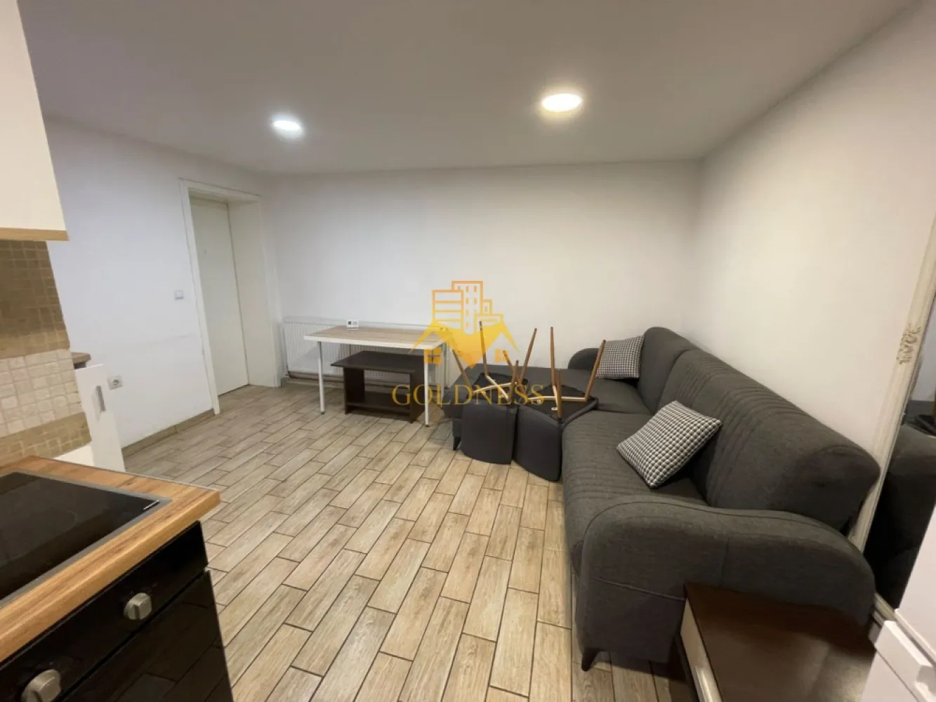 2 Camere Openspace, Demisol, Parcare,Zona decebal,Traian,Horea - GOLDNESS Imobiliare vă propune spre închiriere un apartament cu 2 camere complet mobilat și utilat, la demisolul unui imobil intr-o zona semicentrala.
Parcare inclusa!
Se află în apropierea stațiilor de transport în comun, magazine, restaurante, spații verzi, farmacii, etc. 

Apartamentul este compartimentat astfel:
 - dormitor cu pat matrimonial, dressing, noptiere
 - living cu bucatarie open space complet utilată și mobilată, canapea extensibilă, loc de servit masa 
 - baie cu cabina de dus, port prosop.

Imobilul este dotat cu toate cele necesare- centrală proprie, frigider, aragaz, hotă, mașină de spălat haine, etc. 

Dacă sunteți interesați de acest apartament și doriți să îl vizionați, dar și pentru alte oferte nu ezitați să ne contactați telefonic sau prin e-mail. Vă stăm la dispoziție!
Pentru intermediere se percepe un comision de 50% din prețul chiriei!