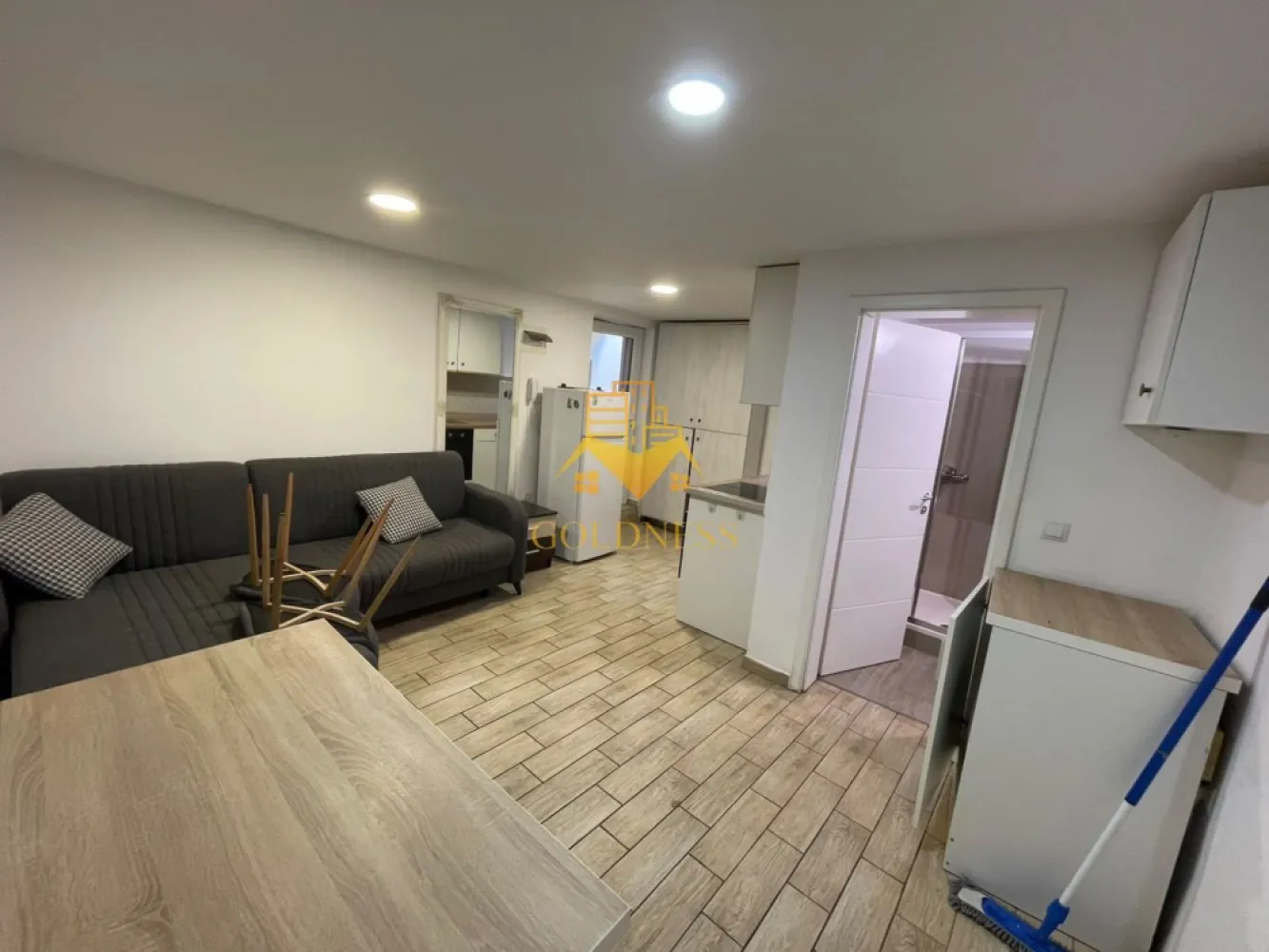 2 Camere Openspace, Demisol, Parcare,Zona decebal,Traian,Horea - GOLDNESS Imobiliare vă propune spre închiriere un apartament cu 2 camere complet mobilat și utilat, la demisolul unui imobil intr-o zona semicentrala.
Parcare inclusa!
Se află în apropierea stațiilor de transport în comun, magazine, restaurante, spații verzi, farmacii, etc. 

Apartamentul este compartimentat astfel:
 - dormitor cu pat matrimonial, dressing, noptiere
 - living cu bucatarie open space complet utilată și mobilată, canapea extensibilă, loc de servit masa 
 - baie cu cabina de dus, port prosop.

Imobilul este dotat cu toate cele necesare- centrală proprie, frigider, aragaz, hotă, mașină de spălat haine, etc. 

Dacă sunteți interesați de acest apartament și doriți să îl vizionați, dar și pentru alte oferte nu ezitați să ne contactați telefonic sau prin e-mail. Vă stăm la dispoziție!
Pentru intermediere se percepe un comision de 50% din prețul chiriei!