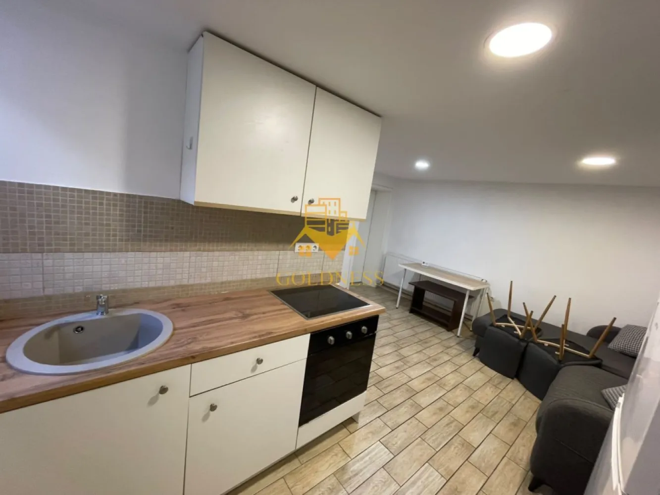 2 Camere Openspace, Demisol, Parcare,Zona decebal,Traian,Horea - GOLDNESS Imobiliare vă propune spre închiriere un apartament cu 2 camere complet mobilat și utilat, la demisolul unui imobil intr-o zona semicentrala.
Parcare inclusa!
Se află în apropierea stațiilor de transport în comun, magazine, restaurante, spații verzi, farmacii, etc. 

Apartamentul este compartimentat astfel:
 - dormitor cu pat matrimonial, dressing, noptiere
 - living cu bucatarie open space complet utilată și mobilată, canapea extensibilă, loc de servit masa 
 - baie cu cabina de dus, port prosop.

Imobilul este dotat cu toate cele necesare- centrală proprie, frigider, aragaz, hotă, mașină de spălat haine, etc. 

Dacă sunteți interesați de acest apartament și doriți să îl vizionați, dar și pentru alte oferte nu ezitați să ne contactați telefonic sau prin e-mail. Vă stăm la dispoziție!
Pentru intermediere se percepe un comision de 50% din prețul chiriei!