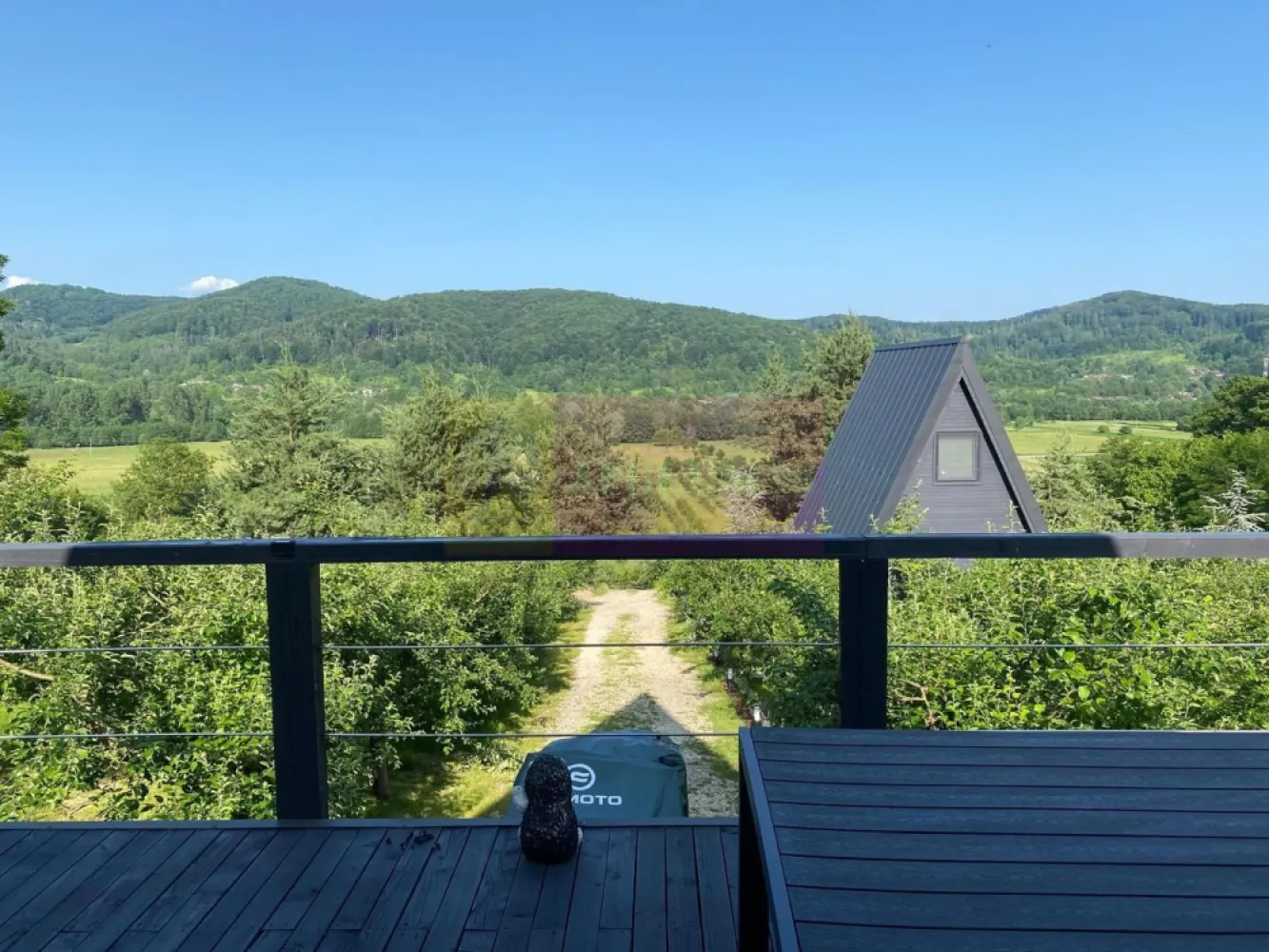Cabane A frame + Teren 6000 mp | Proprietate deosebita, NOU - Locație:
Terenul de 6.000 mp este situat în județul Argeș, la doar câțiva kilometri de Mănăstirea Aninoasa și orașul Mioveni. Poziționat într-o zonă pitorească, oferă privelisti panoramice spectaculoase, fiind înconjurat de pădure, pomi fructiferi (meri, cireși), brazi, lavandă și plante decorative. In imediata apropiere se afla raul Bratia.

TUR VIRTUAL link: https://kuula.co/share/collection/716vl?logo=1&info=1&fs=1&vr=0&sd=1&thumbs=-1

Detalii Proprietate:

3 cabane A-Frame (destinate turismului/holiday stays), mobilate și utilate.

Utilități: apă, curent electric, rețea gaz în curs de instalare.

Dotări suplimentare:

Magazie de lemne (A-Frame).

Saună cu ciubăr

Zonă de sezlonguri pentru relaxare.

Acces facil, drum modernizat.

De ce este o oportunitate?

Potențial turistic ridicat: proximitate fata de obiective culturale (Mănăstirea Aninoasa 15 min) , Barajul Vidraru la aprox 60km, Campulung - 30 km, Curtea de Arges. 

Ambient autentic, ideal pentru retreat-uri sau vacanțe în natură.

Preț: 439.000 euro 
Vânzator: Persoană juridică.

Poienița, Argeș – Colțul Tău de Liniște între munți, Istorie și natură sălbatică
Ascuns între dealuri împădurite, la granița dintre liniște absolută și priveliști unice, satul Poienița din județul Argeș este una dintre acele puține zone din România care încă păstrează autenticitatea rurală, dar respiră în același timp aerul investițiilor inteligente în turism și retreaturi eco.

 Localizat între Munții Făgăraș și Țara Lovistei, la doar o oră de Curtea de Argeș, Poienița oferă acces rapid către:

 - Lacul Vidraru și Transfăgărășanul – un magnet pentru turiști, bikeri și pasionații de natură

 - Mănăstirile Aninoasa, Robaia, și Curtea de Argeș – centre spirituale și culturale de referință

 - Izvoare naturale și aer de munte – recunoscute pentru puritate, ideale pentru centre de wellness, detox sau glamping

 - Un relief de poveste – coline înverzite, păduri de brad și stejar, livezi cu meri și cireși, câmpuri cu lavandă sălbatică – totul perfect pentru o pensiune boutique sau chiar un micro-sat ecologic.

 Ce face zona cu adevărat specială?

Nu este „descoperită” de mase – dar este suficient de aproape de tot ce contează.

Are infrastructură de bază – drum accesibil, utilități esențiale, semnal.

Oferă intimitate totală și cer liber noaptea, fără poluare luminoasă – o raritate în Europa.

Dacă ai un cumpărător interesat de experiențe autentice, investiții sigure în turism sustenabil sau pur și simplu caută acel „acasă” departe de lume dar aproape de tot ce contează – Poienița, Argeș e locul potrivit.

Prețul de 415.000 EUR reflectă nu doar valoarea de construcție și amenajare, ci și potențialul imediat de exploatare turistică, unicitatea amplasamentului și avantajul unui produs complet, pregătit de operare sau locuire.

Aceasta nu este o simplă proprietate rurală, ci o investiție inteligentă într-un segment turistic aflat în plină ascensiune.

Pentru vizionări (doar cu programare) , contactați-ne.
