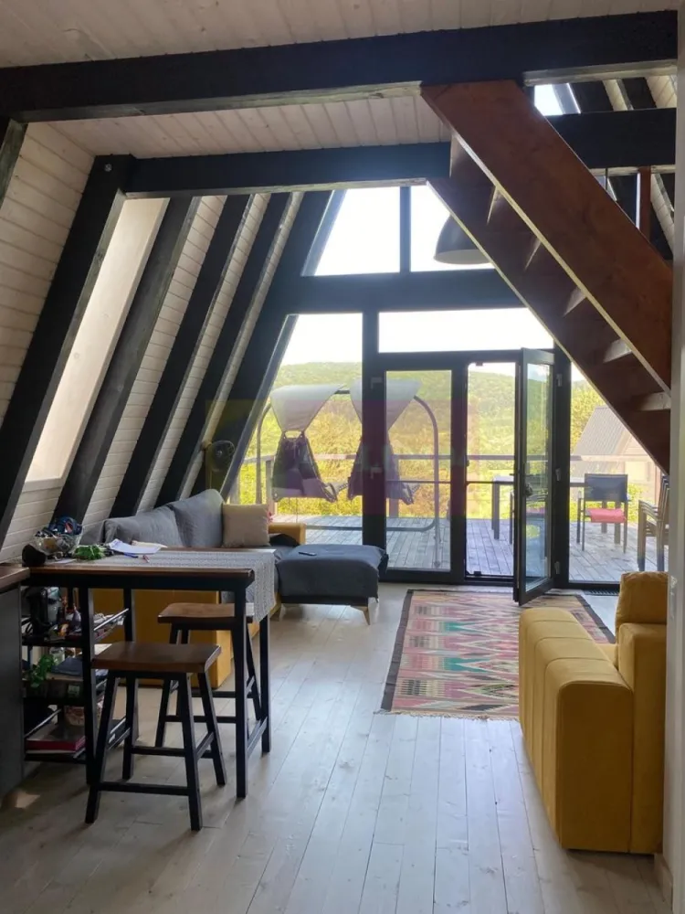 Cabane A frame + Teren 6000 mp | Proprietate deosebita, NOU - Locație:
Terenul de 6.000 mp este situat în județul Argeș, la doar câțiva kilometri de Mănăstirea Aninoasa și orașul Mioveni. Poziționat într-o zonă pitorească, oferă privelisti panoramice spectaculoase, fiind înconjurat de pădure, pomi fructiferi (meri, cireși), brazi, lavandă și plante decorative. In imediata apropiere se afla raul Bratia.

TUR VIRTUAL link: https://kuula.co/share/collection/716vl?logo=1&info=1&fs=1&vr=0&sd=1&thumbs=-1

Detalii Proprietate:

3 cabane A-Frame (destinate turismului/holiday stays), mobilate și utilate.

Utilități: apă, curent electric, rețea gaz în curs de instalare.

Dotări suplimentare:

Magazie de lemne (A-Frame).

Saună cu ciubăr

Zonă de sezlonguri pentru relaxare.

Acces facil, drum modernizat.

De ce este o oportunitate?

Potențial turistic ridicat: proximitate fata de obiective culturale (Mănăstirea Aninoasa 15 min) , Barajul Vidraru la aprox 60km, Campulung - 30 km, Curtea de Arges. 

Ambient autentic, ideal pentru retreat-uri sau vacanțe în natură.

Preț: 439.000 euro 
Vânzator: Persoană juridică.

Poienița, Argeș – Colțul Tău de Liniște între munți, Istorie și natură sălbatică
Ascuns între dealuri împădurite, la granița dintre liniște absolută și priveliști unice, satul Poienița din județul Argeș este una dintre acele puține zone din România care încă păstrează autenticitatea rurală, dar respiră în același timp aerul investițiilor inteligente în turism și retreaturi eco.

 Localizat între Munții Făgăraș și Țara Lovistei, la doar o oră de Curtea de Argeș, Poienița oferă acces rapid către:

 - Lacul Vidraru și Transfăgărășanul – un magnet pentru turiști, bikeri și pasionații de natură

 - Mănăstirile Aninoasa, Robaia, și Curtea de Argeș – centre spirituale și culturale de referință

 - Izvoare naturale și aer de munte – recunoscute pentru puritate, ideale pentru centre de wellness, detox sau glamping

 - Un relief de poveste – coline înverzite, păduri de brad și stejar, livezi cu meri și cireși, câmpuri cu lavandă sălbatică – totul perfect pentru o pensiune boutique sau chiar un micro-sat ecologic.

 Ce face zona cu adevărat specială?

Nu este „descoperită” de mase – dar este suficient de aproape de tot ce contează.

Are infrastructură de bază – drum accesibil, utilități esențiale, semnal.

Oferă intimitate totală și cer liber noaptea, fără poluare luminoasă – o raritate în Europa.

Dacă ai un cumpărător interesat de experiențe autentice, investiții sigure în turism sustenabil sau pur și simplu caută acel „acasă” departe de lume dar aproape de tot ce contează – Poienița, Argeș e locul potrivit.

Prețul de 415.000 EUR reflectă nu doar valoarea de construcție și amenajare, ci și potențialul imediat de exploatare turistică, unicitatea amplasamentului și avantajul unui produs complet, pregătit de operare sau locuire.

Aceasta nu este o simplă proprietate rurală, ci o investiție inteligentă într-un segment turistic aflat în plină ascensiune.

Pentru vizionări (doar cu programare) , contactați-ne.