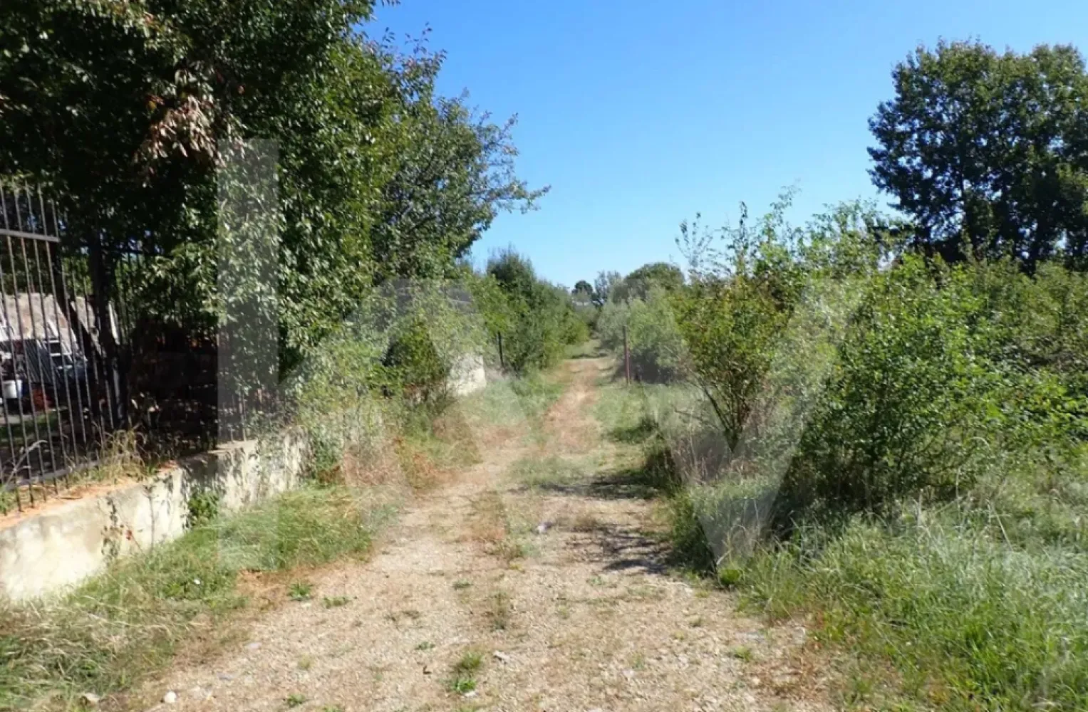 Teren intravilan de 1409 mp cu PUZ - Cisnadioara - Teren intravilan 1.409 mp – Cisnădioara | PUZ aprobat | priveliște spre Cetate

Oportunitate excelentă de investiție sau construire a unei locuințe deosebite în Cisnădioara, pe strada Cireșilor, într-o zonă apreciată pentru liniște, natură și panorame spectaculoase.
Terenul are o suprafață de 1.409 mp, este intravilan, cu PUZ aprobat, și este situat în apropierea complexului Citadel Residence. 
Beneficiază de deschidere la stradă de 29 ml și dispune de două intrări, oferind flexibilitate în proiectare și acces.
Utilitățile de apă și canalizare se află la aproximativ 50 m de limita proprietății.
Un avantaj major al terenului îl reprezintă priveliștea panoramică deosebită către Cetatea Cisnădioara și Munții, ceea ce îl face ideal pentru construirea unei reședințe elegante, a unei case de vacanță sau a unei investiții cu potențial ridicat.
Acces facil către Sibiu și apropiere de facilități, într-o zonă aerisită și bine cotată.

Localizare: Cisnădioara, str. Cireșilor
Suprafață: 1.409 mp
Regim: intravilan, PUZ aprobat
Acces: deschidere 29 ml, 2 intrări