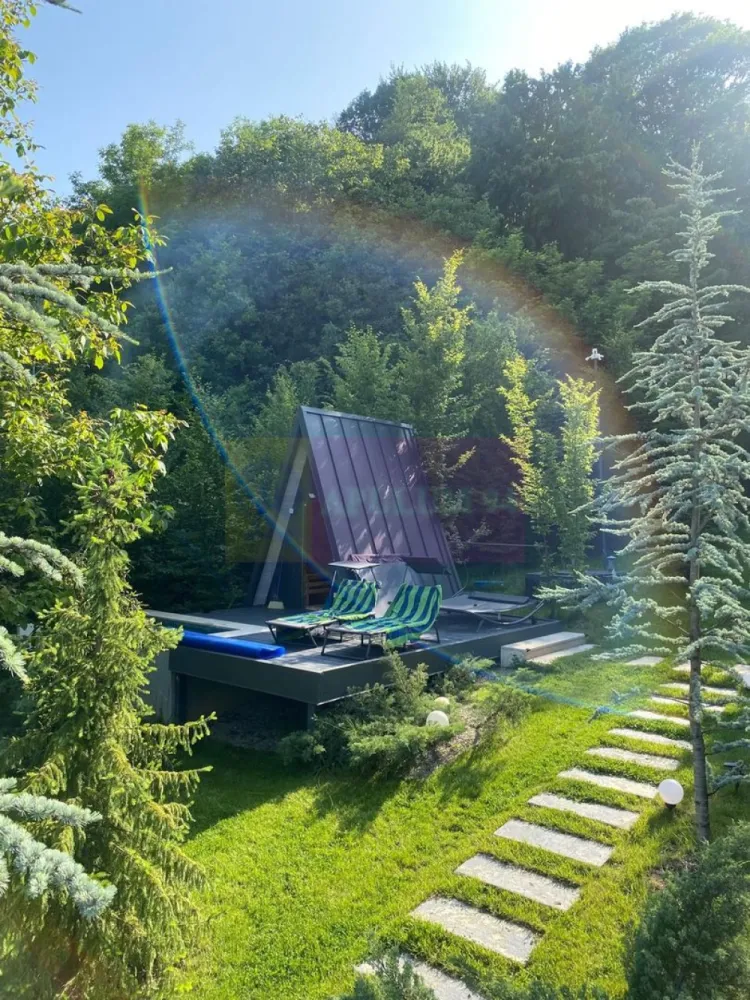 Cabane A frame + Teren 6000 mp | Proprietate deosebita, NOU - Locație:
Terenul de 6.000 mp este situat în județul Argeș, la doar câțiva kilometri de Mănăstirea Aninoasa și orașul Mioveni. Poziționat într-o zonă pitorească, oferă privelisti panoramice spectaculoase, fiind înconjurat de pădure, pomi fructiferi (meri, cireși), brazi, lavandă și plante decorative. In imediata apropiere se afla raul Bratia.

TUR VIRTUAL link: https://kuula.co/share/collection/716vl?logo=1&info=1&fs=1&vr=0&sd=1&thumbs=-1

Detalii Proprietate:

3 cabane A-Frame (destinate turismului/holiday stays), mobilate și utilate.

Utilități: apă, curent electric, rețea gaz în curs de instalare.

Dotări suplimentare:

Magazie de lemne (A-Frame).

Saună cu ciubăr

Zonă de sezlonguri pentru relaxare.

Acces facil, drum modernizat.

De ce este o oportunitate?

Potențial turistic ridicat: proximitate fata de obiective culturale (Mănăstirea Aninoasa 15 min) , Barajul Vidraru la aprox 60km, Campulung - 30 km, Curtea de Arges. 

Ambient autentic, ideal pentru retreat-uri sau vacanțe în natură.

Preț: 439.000 euro 
Vânzator: Persoană juridică.

Poienița, Argeș – Colțul Tău de Liniște între munți, Istorie și natură sălbatică
Ascuns între dealuri împădurite, la granița dintre liniște absolută și priveliști unice, satul Poienița din județul Argeș este una dintre acele puține zone din România care încă păstrează autenticitatea rurală, dar respiră în același timp aerul investițiilor inteligente în turism și retreaturi eco.

 Localizat între Munții Făgăraș și Țara Lovistei, la doar o oră de Curtea de Argeș, Poienița oferă acces rapid către:

 - Lacul Vidraru și Transfăgărășanul – un magnet pentru turiști, bikeri și pasionații de natură

 - Mănăstirile Aninoasa, Robaia, și Curtea de Argeș – centre spirituale și culturale de referință

 - Izvoare naturale și aer de munte – recunoscute pentru puritate, ideale pentru centre de wellness, detox sau glamping

 - Un relief de poveste – coline înverzite, păduri de brad și stejar, livezi cu meri și cireși, câmpuri cu lavandă sălbatică – totul perfect pentru o pensiune boutique sau chiar un micro-sat ecologic.

 Ce face zona cu adevărat specială?

Nu este „descoperită” de mase – dar este suficient de aproape de tot ce contează.

Are infrastructură de bază – drum accesibil, utilități esențiale, semnal.

Oferă intimitate totală și cer liber noaptea, fără poluare luminoasă – o raritate în Europa.

Dacă ai un cumpărător interesat de experiențe autentice, investiții sigure în turism sustenabil sau pur și simplu caută acel „acasă” departe de lume dar aproape de tot ce contează – Poienița, Argeș e locul potrivit.

Prețul de 415.000 EUR reflectă nu doar valoarea de construcție și amenajare, ci și potențialul imediat de exploatare turistică, unicitatea amplasamentului și avantajul unui produs complet, pregătit de operare sau locuire.

Aceasta nu este o simplă proprietate rurală, ci o investiție inteligentă într-un segment turistic aflat în plină ascensiune.

Pentru vizionări (doar cu programare) , contactați-ne.