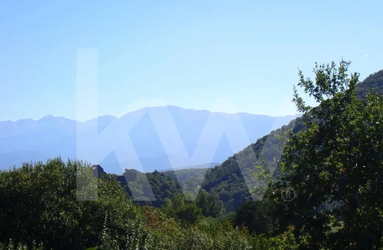 Teren intravilan de 1409 mp cu PUZ - Cisnadioara - Teren intravilan 1.409 mp – Cisnădioara | PUZ aprobat | priveliște spre Cetate

Oportunitate excelentă de investiție sau construire a unei locuințe deosebite în Cisnădioara, pe strada Cireșilor, într-o zonă apreciată pentru liniște, natură și panorame spectaculoase.
Terenul are o suprafață de 1.409 mp, este intravilan, cu PUZ aprobat, și este situat în apropierea complexului Citadel Residence. 
Beneficiază de deschidere la stradă de 29 ml și dispune de două intrări, oferind flexibilitate în proiectare și acces.
Utilitățile de apă și canalizare se află la aproximativ 50 m de limita proprietății.
Un avantaj major al terenului îl reprezintă priveliștea panoramică deosebită către Cetatea Cisnădioara și Munții, ceea ce îl face ideal pentru construirea unei reședințe elegante, a unei case de vacanță sau a unei investiții cu potențial ridicat.
Acces facil către Sibiu și apropiere de facilități, într-o zonă aerisită și bine cotată.

Localizare: Cisnădioara, str. Cireșilor
Suprafață: 1.409 mp
Regim: intravilan, PUZ aprobat
Acces: deschidere 29 ml, 2 intrări