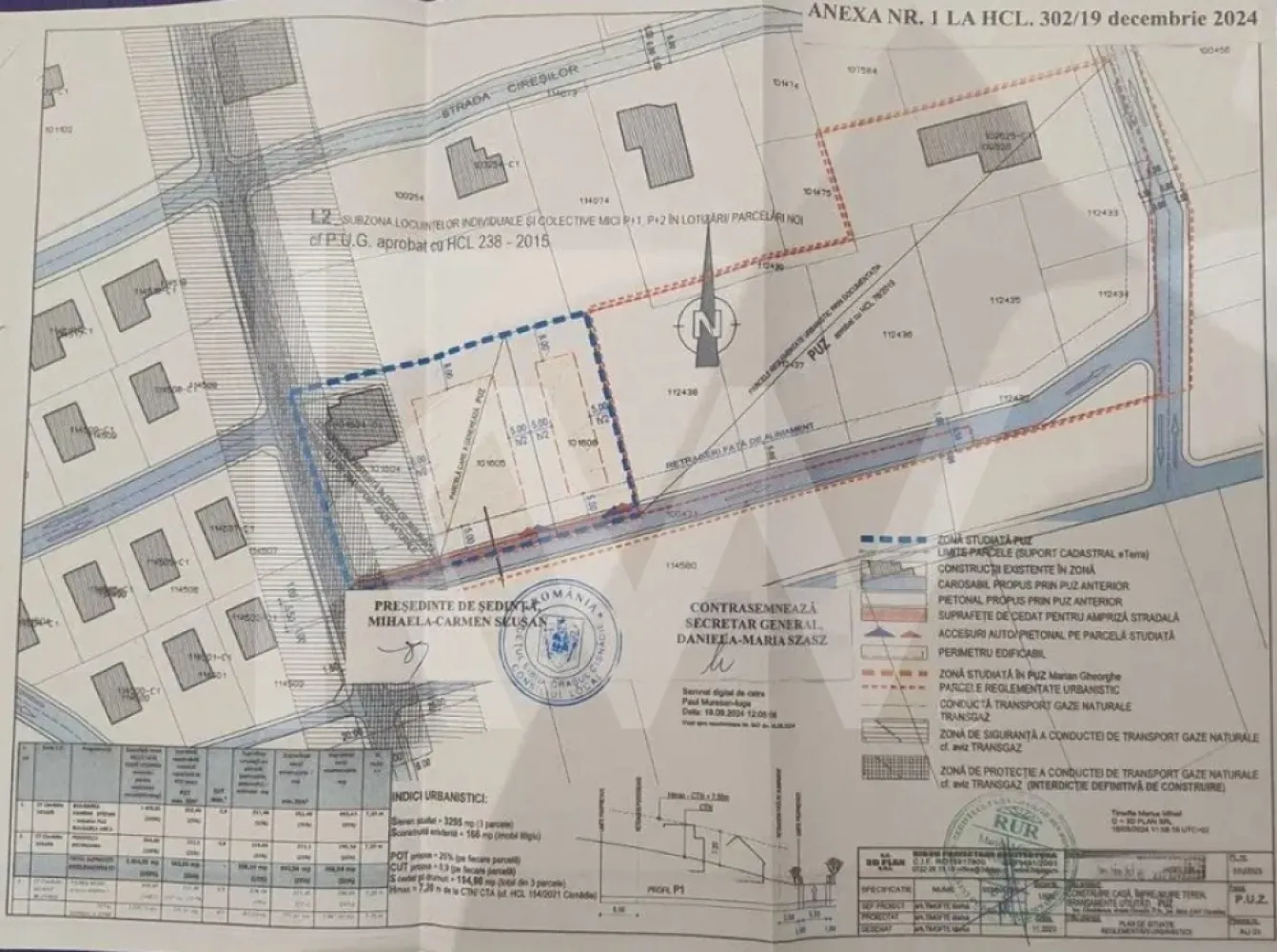Teren intravilan de 1409 mp cu PUZ - Cisnadioara - Teren intravilan 1.409 mp – Cisnădioara | PUZ aprobat | priveliște spre Cetate

Oportunitate excelentă de investiție sau construire a unei locuințe deosebite în Cisnădioara, pe strada Cireșilor, într-o zonă apreciată pentru liniște, natură și panorame spectaculoase.
Terenul are o suprafață de 1.409 mp, este intravilan, cu PUZ aprobat, și este situat în apropierea complexului Citadel Residence. 
Beneficiază de deschidere la stradă de 29 ml și dispune de două intrări, oferind flexibilitate în proiectare și acces.
Utilitățile de apă și canalizare se află la aproximativ 50 m de limita proprietății.
Un avantaj major al terenului îl reprezintă priveliștea panoramică deosebită către Cetatea Cisnădioara și Munții, ceea ce îl face ideal pentru construirea unei reședințe elegante, a unei case de vacanță sau a unei investiții cu potențial ridicat.
Acces facil către Sibiu și apropiere de facilități, într-o zonă aerisită și bine cotată.

Localizare: Cisnădioara, str. Cireșilor
Suprafață: 1.409 mp
Regim: intravilan, PUZ aprobat
Acces: deschidere 29 ml, 2 intrări