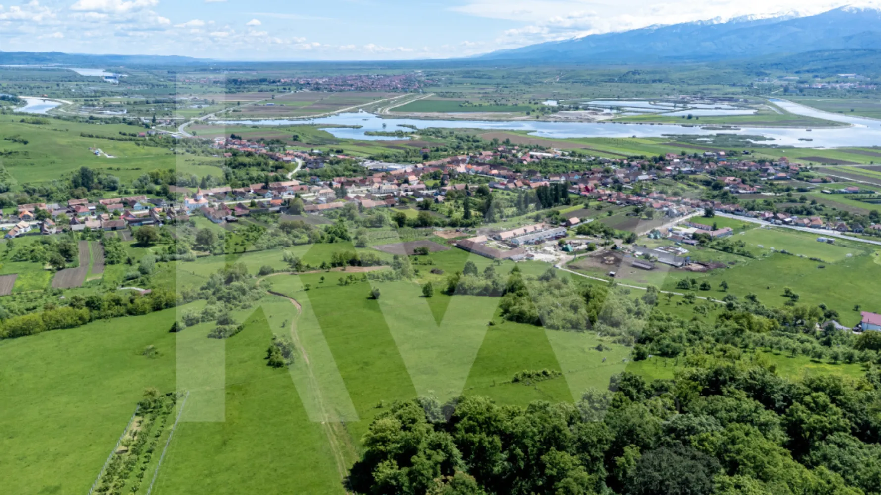Bradu, Sibiu – terenuri 500 mp cu priveliște la munți și râu, doar 7.500 € - La poalele Munților Făgăraș, în satul Bradu, județul Sibiu, te așteaptă o oportunitate unică: terenuri de 500 mp, la prețuri începând de la 7.500 euro/parcela.
Un loc în care natura, aerul curat și priveliștea spectaculoasă către râul Olt se împletesc într-un tablou perfect pentru relaxare, evadare și visuri simple — dar reale.
Dacă îți dorești un colț de natură doar al tău, unde să te retragi în weekend, să-ți faci o mică grădină, o casă de vacanță, un loc de camping sau pur și simplu să investești pentru viitor, acest teren este o alegere inteligentă și sigură.
Detalii cheie:
• Suprafață: 500 mp/parcela
• Cota drum: 84 mp/parcela
• Preț: de la 7.500 euro/parcela
• Localizare: https://maps.app.goo.gl/SDHydewr1jYhL13h9
• Priveliște: panoramă către Munții Făgăraș și râul Olt
• Regim juridic: teren extravilan
• Ideal pentru: casă de vacanță, grădină, zonă de recreere sau investiție pe termen lung
Puncte forte:
• Zonă liniștită și pitorească, în mijlocul naturii
• Vedere deschisă către munți și apă
• Preț accesibil pentru suprafața oferită
• Potențial real de dezvoltare în următorii ani
• O investiție sigură într-o zonă aflată în expansiune
În Bradu, timpul curge altfel. Aici te poți reconecta cu natura, te poți bucura de liniște și poți construi pas cu pas locul tău de vis — un refugiu simplu, natural și plin de energie bună.
Investește inteligent, într-un loc care îți oferă libertate și viitor.
Contactează-mă pentru detalii și disponibilitatea parcelelor.