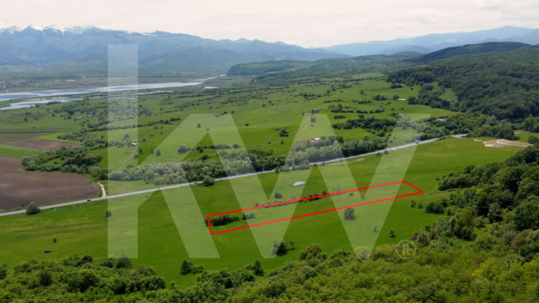 Teren de vânzare – 4.000 mp la intrare in Bradu, județul Sibiu - Teren de vânzare – 4000 mp la intrare in Bradu, județul Sibiu
Ideal pentru investiție, recreere sau dezvoltare agro-turistică

O oportunitate de investitie în inima naturii: un teren generos de 8.300 mp situat în extravilanul orașului Avrig, în județul Sibiu, perfect pentru cei care doresc o investiție cu potențial de dezvoltare sau un refugiu natural în proximitatea munților Făgăraș.

Detalii esențiale:
Suprafață totală: 8.300 mp, se poate dezmembrat în doua parcele de 4000 respectiv 4300
Localizare: Intrare în Bradu, județul Sibiu – într-o zonă liniștită, cu acces facil
Teren neîmprejmuit, cu formă regulată și accesibilitate optimă

Avantaje și potențial:
Cadru natural deosebit, la poalele munților Făgăraș, aproape de pădure și ape naturale.

Ideal pentru activități agricole, ferme ecologice, dezvoltări agro-turistice, glamping sau case de vacanță
Posibilitate de parcelare și valorificare ulterioară în loturi mai mici
Acces rapid spre DN1 și spre orașele Sibiu, Făgăraș și Brașov
Zonă în dezvoltare, cu interes crescut din partea investitorilor

De ce să alegi acest teren:
Terenurile în apropiere de Avrig sunt tot mai căutate pentru proiecte de recreere, agricultură sustenabilă sau construcții în regim individual

Investiție sigură într-o zonă cu peisaje frumoase și aer curat, la doar 25-30 de minute de Sibiu

Posibilitate de integrare într-un proiect mai amplu – ideal și pentru investitori