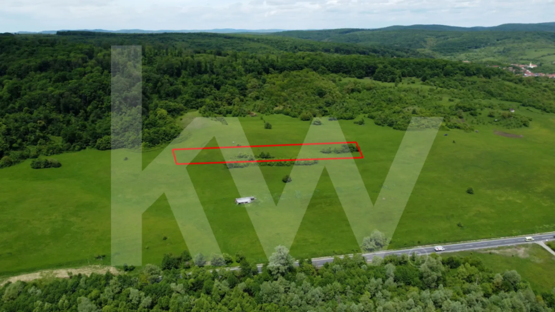 Teren de vânzare – 4.000 mp la intrare in Bradu, județul Sibiu - Teren de vânzare – 4000 mp la intrare in Bradu, județul Sibiu
Ideal pentru investiție, recreere sau dezvoltare agro-turistică

O oportunitate de investitie în inima naturii: un teren generos de 8.300 mp situat în extravilanul orașului Avrig, în județul Sibiu, perfect pentru cei care doresc o investiție cu potențial de dezvoltare sau un refugiu natural în proximitatea munților Făgăraș.

Detalii esențiale:
Suprafață totală: 8.300 mp, se poate dezmembrat în doua parcele de 4000 respectiv 4300
Localizare: Intrare în Bradu, județul Sibiu – într-o zonă liniștită, cu acces facil
Teren neîmprejmuit, cu formă regulată și accesibilitate optimă

Avantaje și potențial:
Cadru natural deosebit, la poalele munților Făgăraș, aproape de pădure și ape naturale.

Ideal pentru activități agricole, ferme ecologice, dezvoltări agro-turistice, glamping sau case de vacanță
Posibilitate de parcelare și valorificare ulterioară în loturi mai mici
Acces rapid spre DN1 și spre orașele Sibiu, Făgăraș și Brașov
Zonă în dezvoltare, cu interes crescut din partea investitorilor

De ce să alegi acest teren:
Terenurile în apropiere de Avrig sunt tot mai căutate pentru proiecte de recreere, agricultură sustenabilă sau construcții în regim individual

Investiție sigură într-o zonă cu peisaje frumoase și aer curat, la doar 25-30 de minute de Sibiu

Posibilitate de integrare într-un proiect mai amplu – ideal și pentru investitori