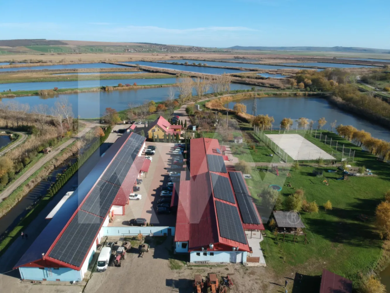 Delta Moldovei – Investiția Perfectă în Natură, Ecoturism și Dezvoltare Durabilă - 🌿 Ce face Delta Moldovei unică?
Delta Moldovei este mai mult decât o proprietate; este o experiență autentică care îmbină perfect natura sălbatică, oportunitățile de ecoturism și un potențial de dezvoltare economică excepțional. Inspirată de biodiversitatea Deltei Dunării, dar cu un acces mult mai facil, această locație este o adevărată comoară ascunsă.

✨ Locație privilegiată Delta Moldovei se întinde pe o suprafață semnificativă, Situată în Larga Jijia, județul Iași, pe raza comunelor Movileni, Vlădeni, Gropnița și Țigănaș la doar 24 km de unul dintre cele mai vibrante orașe din România, Delta Moldovei oferă un peisaj natural spectaculos, ideal pentru cei care apreciază natura și liniștea.

Detalii cheie ale proprietății
🌍 Suprafața totală:  1248,17 ha (12.481.700 mp)
1.172,82 ha – concesiune (luciu de apă, terenuri agricole și fânețe).
75,35 ha – curți și construcții (proprietate privată și concesiune).
🏠 Infrastructură existentă:
Motel și restaurant: 12 camere și un restaurant de 200 de locuri (1.088,09 mp).
Canton rezidențial: 153,81 mp.
Magazii și anexe: Peste 1.200 mp destinate depozitării și logisticii.
Stații de pompare: Critice pentru piscicultură.
Pepiniera piscicolă: Întinsă pe 80 de hectare, asigură producția de puiet pentru uz intern și vânzare.
🏪 Spații comerciale:
Nicolina II, Iași: 36,18 mp utili / 48,08 mp construiți – Magazin de produse piscicole.
CUG, Iași: 21,08 mp utili / 23,88 mp construiți – Magazin pescăresc.

📍 Accesibilitate:
Drumuri principale: DJ282 și DJ249 asigură acces facil la satele Movileni și Larga Jijia, cele mai apropiate de delta.
Transport public: Legături din Iași către comunele din apropiere.
Aeroportul Internațional Iași: Situat la doar 24 km, oferind acces rapid pentru turiștii interni și internaționali.

💡 Delta Moldovei – Locul unde natura, dezvoltarea și inovația se întâlnesc pentru a crea oportunități unice.Oportunități de dezvoltare nelimitate
📌 Ecoturism și recreere:
•	Organizarea de tururi ghidate, plimbări cu barca și birdwatching.
•	Festivaluri tematice, precum Festivalul Perseidelor sau Festivalul Caiacului.
•	Crearea unui parc tematic sau a unei zone de camping ecologice.
📌 Investiții inovatoare:
•	Construirea unui centru medical și de wellness.
•	Dezvoltarea unui teren de golf sustenabil.
•	Amenajarea unui sat pescăresc autentic sau a unui centru educațional.
📌 Impact economic și social:
•	Conservarea biodiversității și crearea de locuri de muncă.
•	Promovarea unui model unic de ecoturism responsabil.

Avantaje strategice
1.	Accesibilitate excelentă:
o	La doar 24 km de Iași, cu acces prin DJ282 și DJ249.
o	Conexiuni la transport public și infrastructură rutieră bine dezvoltată.
2.	Biodiversitate unică:
o	Habitat pentru specii rare de păsări migratoare, vidre, mistreți și o varietate de pești precum crapul, știuca și somnul.
3.	Infrastructură existentă:
o	Curent electric, apă, canalizare, încălzire centrală.
4.	Impact economic și turistic:
o	Crearea de locuri de muncă, susținerea economiei locale și promovarea unei imagini sustenabile pentru investitori.

De ce să investești în Delta Moldovei?
🔑 Unicitate: Este una dintre cele mai mari și diversificate proprietăți ecoturistice din România.
📈 Profitabilitate: Potențial enorm de creștere economică prin ecoturism, agricultură și pescuit sportiv.
🌿 Sustenabilitate: Oferă investitorilor posibilitatea de a dezvolta proiecte inovatoare cu impact minim asupra naturii.
Potrivit pentru:
•	Investitori care caută oportunități unice, cu impact pe termen lung.
•	Dezvoltatori în căutare de proiecte ecoturistice cu profitabilitate garantată.
•	Companii care doresc să îmbine afacerile cu sustenabilitatea și conservarea naturii.
Delta Moldovei – Locul unde natura, dezvoltarea și inovația se întâlnesc pentru a crea oportunități unice.