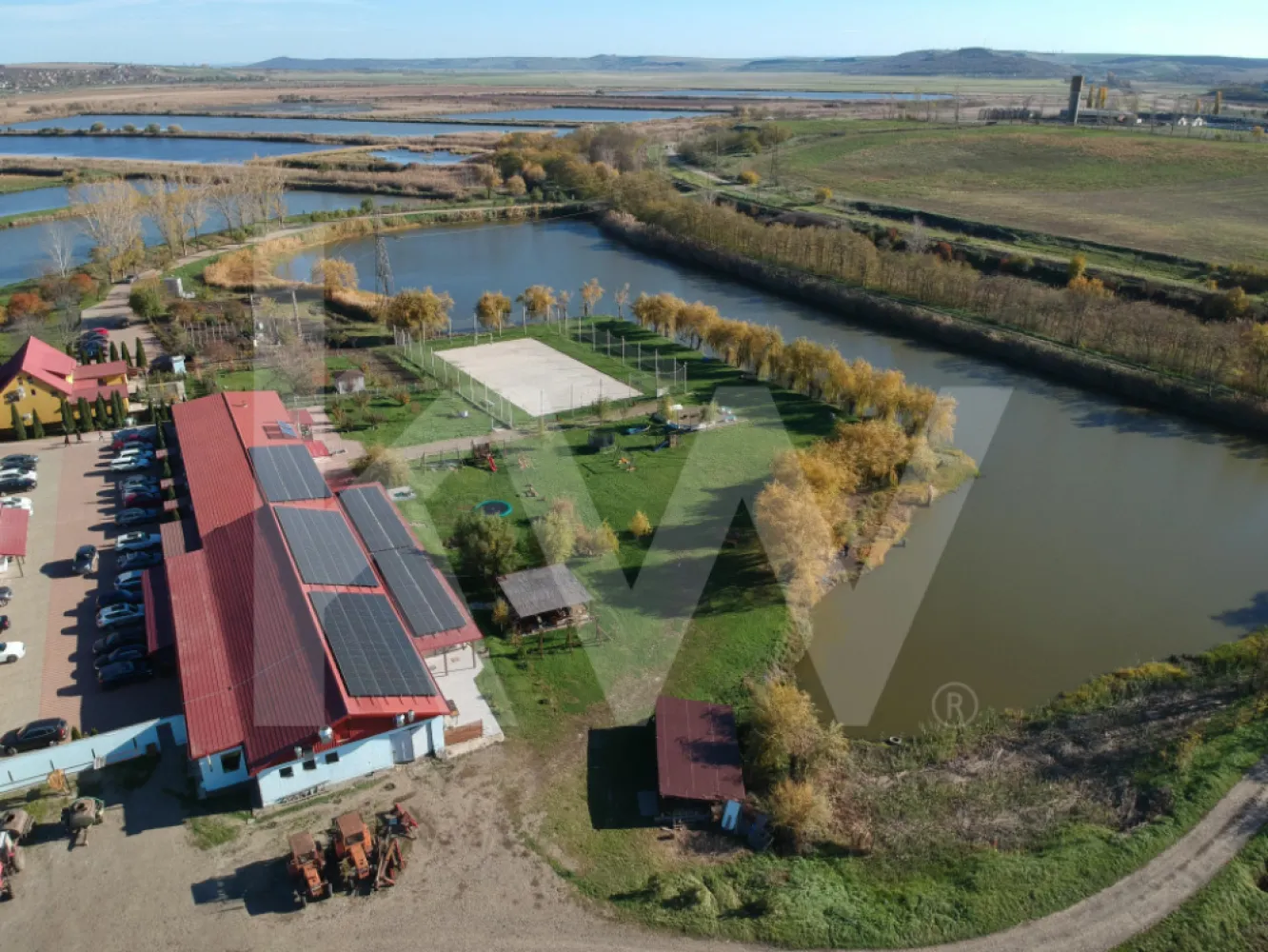Delta Moldovei – Investiția Perfectă în Natură, Ecoturism și Dezvoltare Durabilă - 🌿 Ce face Delta Moldovei unică?
Delta Moldovei este mai mult decât o proprietate; este o experiență autentică care îmbină perfect natura sălbatică, oportunitățile de ecoturism și un potențial de dezvoltare economică excepțional. Inspirată de biodiversitatea Deltei Dunării, dar cu un acces mult mai facil, această locație este o adevărată comoară ascunsă.

✨ Locație privilegiată Delta Moldovei se întinde pe o suprafață semnificativă, Situată în Larga Jijia, județul Iași, pe raza comunelor Movileni, Vlădeni, Gropnița și Țigănaș la doar 24 km de unul dintre cele mai vibrante orașe din România, Delta Moldovei oferă un peisaj natural spectaculos, ideal pentru cei care apreciază natura și liniștea.

Detalii cheie ale proprietății
🌍 Suprafața totală:  1248,17 ha (12.481.700 mp)
1.172,82 ha – concesiune (luciu de apă, terenuri agricole și fânețe).
75,35 ha – curți și construcții (proprietate privată și concesiune).
🏠 Infrastructură existentă:
Motel și restaurant: 12 camere și un restaurant de 200 de locuri (1.088,09 mp).
Canton rezidențial: 153,81 mp.
Magazii și anexe: Peste 1.200 mp destinate depozitării și logisticii.
Stații de pompare: Critice pentru piscicultură.
Pepiniera piscicolă: Întinsă pe 80 de hectare, asigură producția de puiet pentru uz intern și vânzare.
🏪 Spații comerciale:
Nicolina II, Iași: 36,18 mp utili / 48,08 mp construiți – Magazin de produse piscicole.
CUG, Iași: 21,08 mp utili / 23,88 mp construiți – Magazin pescăresc.

📍 Accesibilitate:
Drumuri principale: DJ282 și DJ249 asigură acces facil la satele Movileni și Larga Jijia, cele mai apropiate de delta.
Transport public: Legături din Iași către comunele din apropiere.
Aeroportul Internațional Iași: Situat la doar 24 km, oferind acces rapid pentru turiștii interni și internaționali.

💡 Delta Moldovei – Locul unde natura, dezvoltarea și inovația se întâlnesc pentru a crea oportunități unice.Oportunități de dezvoltare nelimitate
📌 Ecoturism și recreere:
•	Organizarea de tururi ghidate, plimbări cu barca și birdwatching.
•	Festivaluri tematice, precum Festivalul Perseidelor sau Festivalul Caiacului.
•	Crearea unui parc tematic sau a unei zone de camping ecologice.
📌 Investiții inovatoare:
•	Construirea unui centru medical și de wellness.
•	Dezvoltarea unui teren de golf sustenabil.
•	Amenajarea unui sat pescăresc autentic sau a unui centru educațional.
📌 Impact economic și social:
•	Conservarea biodiversității și crearea de locuri de muncă.
•	Promovarea unui model unic de ecoturism responsabil.

Avantaje strategice
1.	Accesibilitate excelentă:
o	La doar 24 km de Iași, cu acces prin DJ282 și DJ249.
o	Conexiuni la transport public și infrastructură rutieră bine dezvoltată.
2.	Biodiversitate unică:
o	Habitat pentru specii rare de păsări migratoare, vidre, mistreți și o varietate de pești precum crapul, știuca și somnul.
3.	Infrastructură existentă:
o	Curent electric, apă, canalizare, încălzire centrală.
4.	Impact economic și turistic:
o	Crearea de locuri de muncă, susținerea economiei locale și promovarea unei imagini sustenabile pentru investitori.

De ce să investești în Delta Moldovei?
🔑 Unicitate: Este una dintre cele mai mari și diversificate proprietăți ecoturistice din România.
📈 Profitabilitate: Potențial enorm de creștere economică prin ecoturism, agricultură și pescuit sportiv.
🌿 Sustenabilitate: Oferă investitorilor posibilitatea de a dezvolta proiecte inovatoare cu impact minim asupra naturii.
Potrivit pentru:
•	Investitori care caută oportunități unice, cu impact pe termen lung.
•	Dezvoltatori în căutare de proiecte ecoturistice cu profitabilitate garantată.
•	Companii care doresc să îmbine afacerile cu sustenabilitatea și conservarea naturii.
Delta Moldovei – Locul unde natura, dezvoltarea și inovația se întâlnesc pentru a crea oportunități unice.