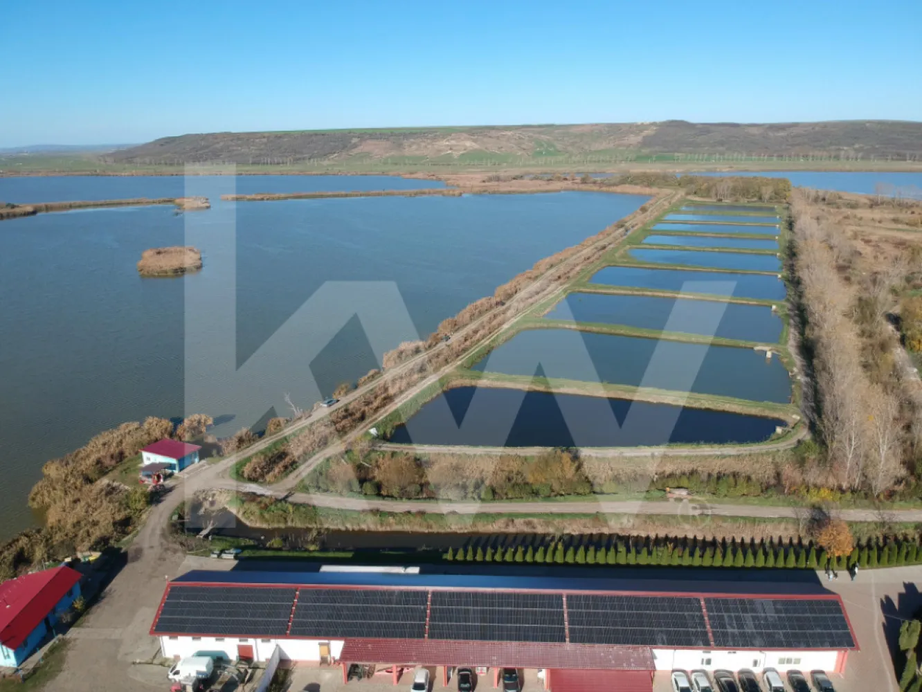 Delta Moldovei – Investiția Perfectă în Natură, Ecoturism și Dezvoltare Durabilă - 🌿 Ce face Delta Moldovei unică?
Delta Moldovei este mai mult decât o proprietate; este o experiență autentică care îmbină perfect natura sălbatică, oportunitățile de ecoturism și un potențial de dezvoltare economică excepțional. Inspirată de biodiversitatea Deltei Dunării, dar cu un acces mult mai facil, această locație este o adevărată comoară ascunsă.

✨ Locație privilegiată Delta Moldovei se întinde pe o suprafață semnificativă, Situată în Larga Jijia, județul Iași, pe raza comunelor Movileni, Vlădeni, Gropnița și Țigănaș la doar 24 km de unul dintre cele mai vibrante orașe din România, Delta Moldovei oferă un peisaj natural spectaculos, ideal pentru cei care apreciază natura și liniștea.

Detalii cheie ale proprietății
🌍 Suprafața totală:  1248,17 ha (12.481.700 mp)
1.172,82 ha – concesiune (luciu de apă, terenuri agricole și fânețe).
75,35 ha – curți și construcții (proprietate privată și concesiune).
🏠 Infrastructură existentă:
Motel și restaurant: 12 camere și un restaurant de 200 de locuri (1.088,09 mp).
Canton rezidențial: 153,81 mp.
Magazii și anexe: Peste 1.200 mp destinate depozitării și logisticii.
Stații de pompare: Critice pentru piscicultură.
Pepiniera piscicolă: Întinsă pe 80 de hectare, asigură producția de puiet pentru uz intern și vânzare.
🏪 Spații comerciale:
Nicolina II, Iași: 36,18 mp utili / 48,08 mp construiți – Magazin de produse piscicole.
CUG, Iași: 21,08 mp utili / 23,88 mp construiți – Magazin pescăresc.

📍 Accesibilitate:
Drumuri principale: DJ282 și DJ249 asigură acces facil la satele Movileni și Larga Jijia, cele mai apropiate de delta.
Transport public: Legături din Iași către comunele din apropiere.
Aeroportul Internațional Iași: Situat la doar 24 km, oferind acces rapid pentru turiștii interni și internaționali.

💡 Delta Moldovei – Locul unde natura, dezvoltarea și inovația se întâlnesc pentru a crea oportunități unice.Oportunități de dezvoltare nelimitate
📌 Ecoturism și recreere:
•	Organizarea de tururi ghidate, plimbări cu barca și birdwatching.
•	Festivaluri tematice, precum Festivalul Perseidelor sau Festivalul Caiacului.
•	Crearea unui parc tematic sau a unei zone de camping ecologice.
📌 Investiții inovatoare:
•	Construirea unui centru medical și de wellness.
•	Dezvoltarea unui teren de golf sustenabil.
•	Amenajarea unui sat pescăresc autentic sau a unui centru educațional.
📌 Impact economic și social:
•	Conservarea biodiversității și crearea de locuri de muncă.
•	Promovarea unui model unic de ecoturism responsabil.

Avantaje strategice
1.	Accesibilitate excelentă:
o	La doar 24 km de Iași, cu acces prin DJ282 și DJ249.
o	Conexiuni la transport public și infrastructură rutieră bine dezvoltată.
2.	Biodiversitate unică:
o	Habitat pentru specii rare de păsări migratoare, vidre, mistreți și o varietate de pești precum crapul, știuca și somnul.
3.	Infrastructură existentă:
o	Curent electric, apă, canalizare, încălzire centrală.
4.	Impact economic și turistic:
o	Crearea de locuri de muncă, susținerea economiei locale și promovarea unei imagini sustenabile pentru investitori.

De ce să investești în Delta Moldovei?
🔑 Unicitate: Este una dintre cele mai mari și diversificate proprietăți ecoturistice din România.
📈 Profitabilitate: Potențial enorm de creștere economică prin ecoturism, agricultură și pescuit sportiv.
🌿 Sustenabilitate: Oferă investitorilor posibilitatea de a dezvolta proiecte inovatoare cu impact minim asupra naturii.
Potrivit pentru:
•	Investitori care caută oportunități unice, cu impact pe termen lung.
•	Dezvoltatori în căutare de proiecte ecoturistice cu profitabilitate garantată.
•	Companii care doresc să îmbine afacerile cu sustenabilitatea și conservarea naturii.
Delta Moldovei – Locul unde natura, dezvoltarea și inovația se întâlnesc pentru a crea oportunități unice.