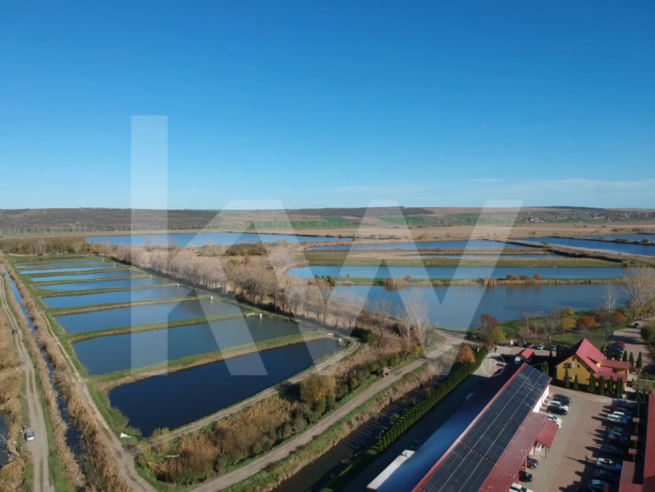 Delta Moldovei – Investiția Perfectă în Natură, Ecoturism și Dezvoltare Durabilă - 🌿 Ce face Delta Moldovei unică?
Delta Moldovei este mai mult decât o proprietate; este o experiență autentică care îmbină perfect natura sălbatică, oportunitățile de ecoturism și un potențial de dezvoltare economică excepțional. Inspirată de biodiversitatea Deltei Dunării, dar cu un acces mult mai facil, această locație este o adevărată comoară ascunsă.

✨ Locație privilegiată Delta Moldovei se întinde pe o suprafață semnificativă, Situată în Larga Jijia, județul Iași, pe raza comunelor Movileni, Vlădeni, Gropnița și Țigănaș la doar 24 km de unul dintre cele mai vibrante orașe din România, Delta Moldovei oferă un peisaj natural spectaculos, ideal pentru cei care apreciază natura și liniștea.

Detalii cheie ale proprietății
🌍 Suprafața totală:  1248,17 ha (12.481.700 mp)
1.172,82 ha – concesiune (luciu de apă, terenuri agricole și fânețe).
75,35 ha – curți și construcții (proprietate privată și concesiune).
🏠 Infrastructură existentă:
Motel și restaurant: 12 camere și un restaurant de 200 de locuri (1.088,09 mp).
Canton rezidențial: 153,81 mp.
Magazii și anexe: Peste 1.200 mp destinate depozitării și logisticii.
Stații de pompare: Critice pentru piscicultură.
Pepiniera piscicolă: Întinsă pe 80 de hectare, asigură producția de puiet pentru uz intern și vânzare.
🏪 Spații comerciale:
Nicolina II, Iași: 36,18 mp utili / 48,08 mp construiți – Magazin de produse piscicole.
CUG, Iași: 21,08 mp utili / 23,88 mp construiți – Magazin pescăresc.

📍 Accesibilitate:
Drumuri principale: DJ282 și DJ249 asigură acces facil la satele Movileni și Larga Jijia, cele mai apropiate de delta.
Transport public: Legături din Iași către comunele din apropiere.
Aeroportul Internațional Iași: Situat la doar 24 km, oferind acces rapid pentru turiștii interni și internaționali.

💡 Delta Moldovei – Locul unde natura, dezvoltarea și inovația se întâlnesc pentru a crea oportunități unice.Oportunități de dezvoltare nelimitate
📌 Ecoturism și recreere:
•	Organizarea de tururi ghidate, plimbări cu barca și birdwatching.
•	Festivaluri tematice, precum Festivalul Perseidelor sau Festivalul Caiacului.
•	Crearea unui parc tematic sau a unei zone de camping ecologice.
📌 Investiții inovatoare:
•	Construirea unui centru medical și de wellness.
•	Dezvoltarea unui teren de golf sustenabil.
•	Amenajarea unui sat pescăresc autentic sau a unui centru educațional.
📌 Impact economic și social:
•	Conservarea biodiversității și crearea de locuri de muncă.
•	Promovarea unui model unic de ecoturism responsabil.

Avantaje strategice
1.	Accesibilitate excelentă:
o	La doar 24 km de Iași, cu acces prin DJ282 și DJ249.
o	Conexiuni la transport public și infrastructură rutieră bine dezvoltată.
2.	Biodiversitate unică:
o	Habitat pentru specii rare de păsări migratoare, vidre, mistreți și o varietate de pești precum crapul, știuca și somnul.
3.	Infrastructură existentă:
o	Curent electric, apă, canalizare, încălzire centrală.
4.	Impact economic și turistic:
o	Crearea de locuri de muncă, susținerea economiei locale și promovarea unei imagini sustenabile pentru investitori.

De ce să investești în Delta Moldovei?
🔑 Unicitate: Este una dintre cele mai mari și diversificate proprietăți ecoturistice din România.
📈 Profitabilitate: Potențial enorm de creștere economică prin ecoturism, agricultură și pescuit sportiv.
🌿 Sustenabilitate: Oferă investitorilor posibilitatea de a dezvolta proiecte inovatoare cu impact minim asupra naturii.
Potrivit pentru:
•	Investitori care caută oportunități unice, cu impact pe termen lung.
•	Dezvoltatori în căutare de proiecte ecoturistice cu profitabilitate garantată.
•	Companii care doresc să îmbine afacerile cu sustenabilitatea și conservarea naturii.
Delta Moldovei – Locul unde natura, dezvoltarea și inovația se întâlnesc pentru a crea oportunități unice.