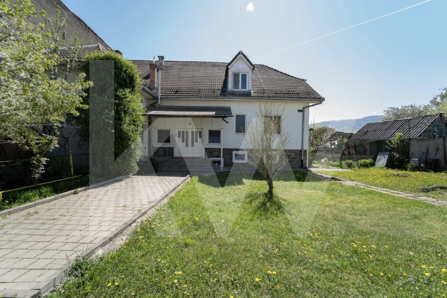 Proprietate de Vânzare: Ideală pentru Pensiune, Azil, Grădiniță sau Afterschool - Vă prezentăm în reprezentare exclusiva  această reședință impresionantă, o oportunitate rară de a investi într-un spațiu versatil, ideal pentru a fi transformat într-o pensiune, azil de bătrâni, afterschool, grădiniță sau creșă.

Avantaje și oportunități:

Locație Centrală: Situată în inima orașului Cisnădie, această proprietate beneficiază de acces facil la principalele artere de circulație și de proximitatea față de instituții publice, magazine și alte facilități urbane, făcând-o ideală pentru diverse destinații comerciale.

Spațiu Generos: Amplasată pe o suprafață de 1000 metri pătrați de teren, proprietatea dispune de o construcție de 644 mp și un spațiu comercial adiacent de 119 mp. Suprafața interioară generoasă și curtea spațioasă oferă multiple posibilități de amenajare și utilizare, fie pentru relaxare, fie pentru activități educaționale și recreative.

Compartimentare Versatilă: Casa este compusă din 13 camere, facilitând adaptarea spațiilor pentru diverse funcționalități. De asemenea, amprenta la sol de 228 mp și structura cu subsol, parter și mansardă oferă flexibilitate în organizarea activităților.

Spații Speciale: La subsol se regăsesc 2 pivnițe, magazie, cameră, 2 bucătării, baie, cameră tehnică, hol și casa scării, perfect pentru depozitare și funcțiuni tehnice. La parter, sufrageria și cele 3 dormitoare sunt ideale pentru spații de locuit sau birouri, iar mansarda cu 2 dormitoare și podul neamenajat de 118 mp oferă posibilități suplimentare de extindere.

Spațiu Comercial: Anexat casei, spațiul comercial de 119 mp, construit în 1980, include 3 camere și o terasă. Cu acces separat de la stradă, acesta poate genera venituri suplimentare sau poate fi integrat în activitatea principală, oferind flexibilitate în utilizare.

Preț: 367.000 euro 

Această proprietate este perfectă pentru cei care doresc să dezvolte un proiect de succes în domeniul ospitalității, îngrijirii persoanelor în vârstă, educației sau al serviciilor pentru copii. Pentru mai multe informații sau pentru a programa o vizionare, vă rugăm să ne contactați.