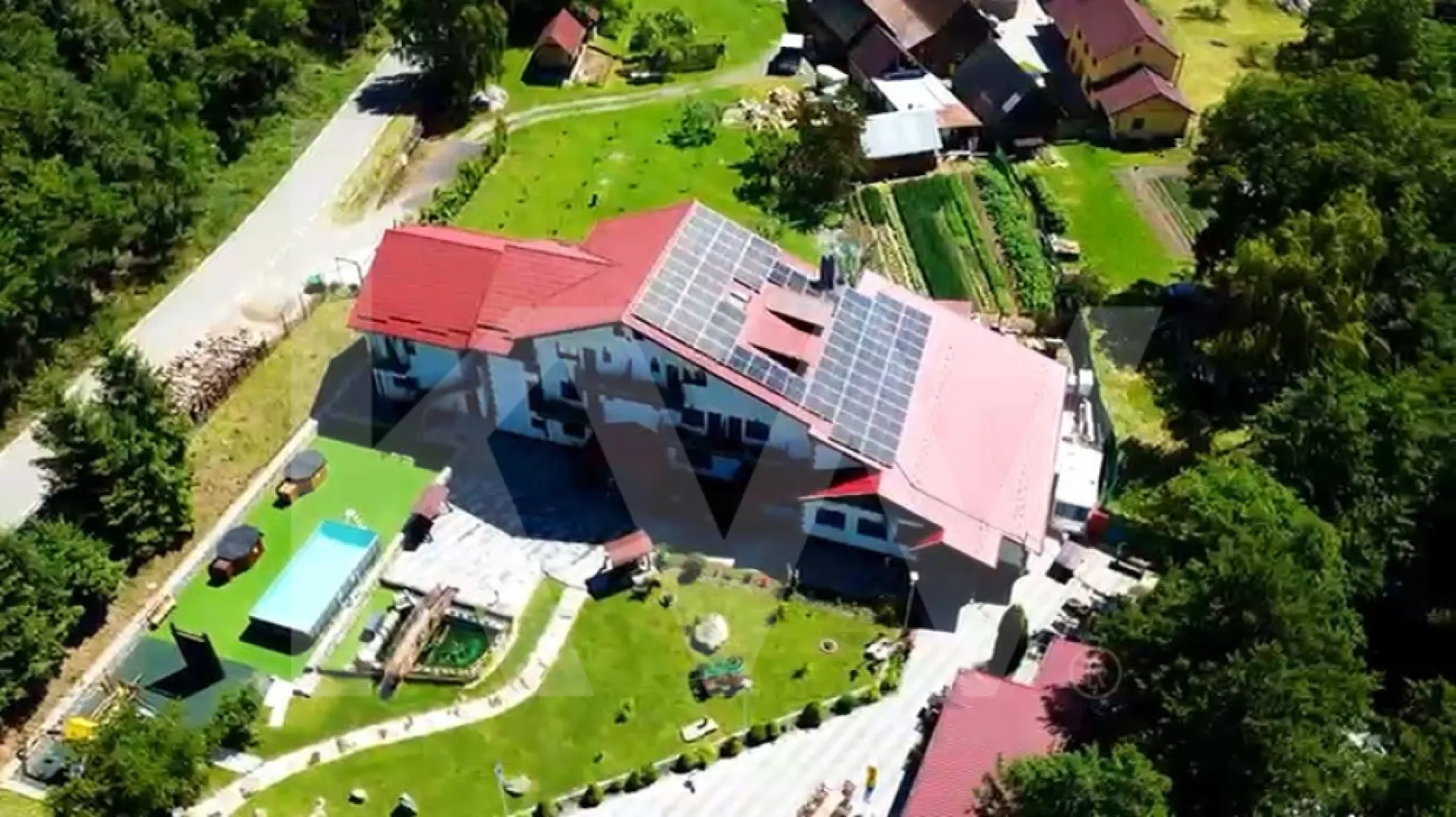 Lacul de Argint, pensiune 14 camere cu restaurant și lac în zonă premium! - Proprietate turistică funcțională, cu 14 camere, restaurant, lac și anexe

În mijlocul naturii, la poalele Munților Cindrel, în Gura Râului, se află una dintre cele mai bine construite și complete pensiuni din zona montană a Sibiului: Pensiunea Lacul de Argint. Aceasta este o proprietate matură, funcțională, cu un istoric solid în industria HoReCa, perfectă pentru investitori, operatori de turism, dezvoltatori sau antreprenori care doresc o afacere la cheie, într-o zonă cu cerere turistică ridicată.

Localizare
Strada Principală nr. 447G, Gura Râului, județul Sibiu.
Acces facil rutier, poziționare excelentă într-o zonă liniștită, cu vizibilitate, lângă pădure și apa lacului.

Date generale proprietate
Suprafață totală teren: 2.702 mp, intravilan, curți construcții
Suprafață construită la sol: 678 mp
Suprafață desfășurată totală: 1.918 mp
Suprafață utilă totală: 1.039 mp (fără extinderea restaurantului)

Structură și compartimentare
Clădire principală C1, regim S + P + E + M

Subsol, 260 mp utili
Spații tehnice, spălătorie, depozite alimentare și nealimentare, grup sanitar personal, centrală termică, birou administrativ.

Parter, 341 mp utili
Recepție și lobby.
Restaurant complet funcțional de 170 mp.
Bucătărie profesională cu zone separate pentru preparare și depozitare.
Spații administrative și grupuri sanitare pentru clienți.

Etaj 1, 277 mp utili
Opt camere luminoase, fiecare cu baie proprie și balcon.
Spații de circulație și depozitare.

Mansardă, 160 mp utili
Șase camere, fiecare cu baie proprie și balcoane suplimentare.
Hol generos și zone de depozitare.

Total camere: 14
Total băi camere: 14
Băi suplimentare: 3
Total băi: 17

Anexe
Trei construcții secundare, utilizate pentru depozitare, logistică sau personal, cu suprafețe de 53 mp, 42 mp și 52 mp.
Acestea pot fi transformate în spații pentru personal, saună, sală de conferințe sau unități de cazare suplimentare.

Extindere restaurant (2015)
Suprafață la sol: 191 mp
Suprafață desfășurată: 367 mp
Spații ideale pentru evenimente private, nunți, botezuri, conferințe.

Facilități
Saună și ciubăr exterior.
Curte amenajată, teren sport, spații verzi.
Lac cu rol ornamental și recreativ.
Terase exterioare.
Parcare privată.
Internet de mare viteză.
Încălzire centrală pe gaz.

Stare tehnică și juridică
Proprietatea este complet intabulată.
Toate construcțiile au acte și destinație conformă.
Fără sarcini, litigii, interdicții.
Sistem energetic complet funcțional.
Clasificarea turistică trebuie verificată de viitorul proprietar.

Profil investițional
Afacere funcțională cu istoric și scoruri excelente în platformele turistice.
Potențial ridicat de repoziționare ca wellness retreat, resort pentru familii, tabere tematice sau locație pentru evenimente.
Ideală pentru un operator HoReCa care dorește extindere în zona Sibiului.
Cerere constantă în zonă datorită apropierii de Sibiu, Păltiniș și traseele montane Cindrel.

Această proprietate se pretează atât pentru operare imediată, cât și pentru investiții în modernizare și extindere.