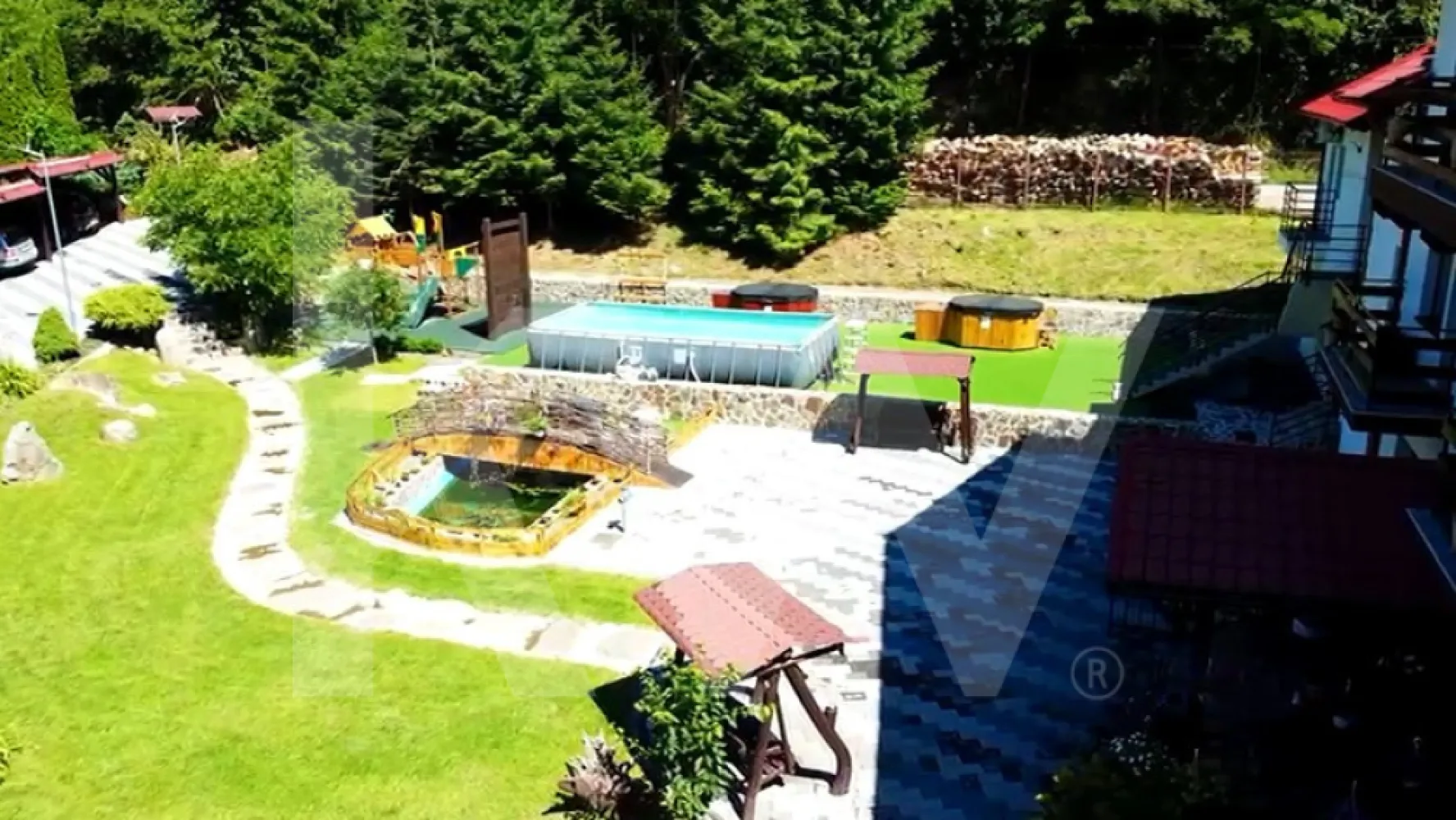 Lacul de Argint, pensiune 14 camere cu restaurant și lac în zonă premium! - Proprietate turistică funcțională, cu 14 camere, restaurant, lac și anexe

În mijlocul naturii, la poalele Munților Cindrel, în Gura Râului, se află una dintre cele mai bine construite și complete pensiuni din zona montană a Sibiului: Pensiunea Lacul de Argint. Aceasta este o proprietate matură, funcțională, cu un istoric solid în industria HoReCa, perfectă pentru investitori, operatori de turism, dezvoltatori sau antreprenori care doresc o afacere la cheie, într-o zonă cu cerere turistică ridicată.

Localizare
Strada Principală nr. 447G, Gura Râului, județul Sibiu.
Acces facil rutier, poziționare excelentă într-o zonă liniștită, cu vizibilitate, lângă pădure și apa lacului.

Date generale proprietate
Suprafață totală teren: 2.702 mp, intravilan, curți construcții
Suprafață construită la sol: 678 mp
Suprafață desfășurată totală: 1.918 mp
Suprafață utilă totală: 1.039 mp (fără extinderea restaurantului)

Structură și compartimentare
Clădire principală C1, regim S + P + E + M

Subsol, 260 mp utili
Spații tehnice, spălătorie, depozite alimentare și nealimentare, grup sanitar personal, centrală termică, birou administrativ.

Parter, 341 mp utili
Recepție și lobby.
Restaurant complet funcțional de 170 mp.
Bucătărie profesională cu zone separate pentru preparare și depozitare.
Spații administrative și grupuri sanitare pentru clienți.

Etaj 1, 277 mp utili
Opt camere luminoase, fiecare cu baie proprie și balcon.
Spații de circulație și depozitare.

Mansardă, 160 mp utili
Șase camere, fiecare cu baie proprie și balcoane suplimentare.
Hol generos și zone de depozitare.

Total camere: 14
Total băi camere: 14
Băi suplimentare: 3
Total băi: 17

Anexe
Trei construcții secundare, utilizate pentru depozitare, logistică sau personal, cu suprafețe de 53 mp, 42 mp și 52 mp.
Acestea pot fi transformate în spații pentru personal, saună, sală de conferințe sau unități de cazare suplimentare.

Extindere restaurant (2015)
Suprafață la sol: 191 mp
Suprafață desfășurată: 367 mp
Spații ideale pentru evenimente private, nunți, botezuri, conferințe.

Facilități
Saună și ciubăr exterior.
Curte amenajată, teren sport, spații verzi.
Lac cu rol ornamental și recreativ.
Terase exterioare.
Parcare privată.
Internet de mare viteză.
Încălzire centrală pe gaz.

Stare tehnică și juridică
Proprietatea este complet intabulată.
Toate construcțiile au acte și destinație conformă.
Fără sarcini, litigii, interdicții.
Sistem energetic complet funcțional.
Clasificarea turistică trebuie verificată de viitorul proprietar.

Profil investițional
Afacere funcțională cu istoric și scoruri excelente în platformele turistice.
Potențial ridicat de repoziționare ca wellness retreat, resort pentru familii, tabere tematice sau locație pentru evenimente.
Ideală pentru un operator HoReCa care dorește extindere în zona Sibiului.
Cerere constantă în zonă datorită apropierii de Sibiu, Păltiniș și traseele montane Cindrel.

Această proprietate se pretează atât pentru operare imediată, cât și pentru investiții în modernizare și extindere.