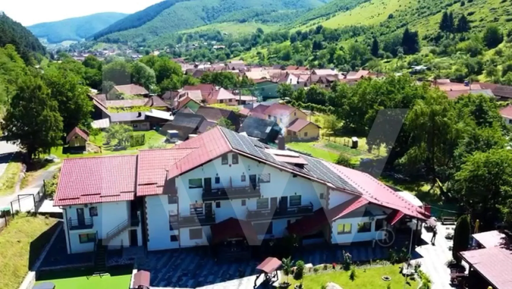 Lacul de Argint, pensiune 14 camere cu restaurant și lac în zonă premium! - Proprietate turistică funcțională, cu 14 camere, restaurant, lac și anexe

În mijlocul naturii, la poalele Munților Cindrel, în Gura Râului, se află una dintre cele mai bine construite și complete pensiuni din zona montană a Sibiului: Pensiunea Lacul de Argint. Aceasta este o proprietate matură, funcțională, cu un istoric solid în industria HoReCa, perfectă pentru investitori, operatori de turism, dezvoltatori sau antreprenori care doresc o afacere la cheie, într-o zonă cu cerere turistică ridicată.

Localizare
Strada Principală nr. 447G, Gura Râului, județul Sibiu.
Acces facil rutier, poziționare excelentă într-o zonă liniștită, cu vizibilitate, lângă pădure și apa lacului.

Date generale proprietate
Suprafață totală teren: 2.702 mp, intravilan, curți construcții
Suprafață construită la sol: 678 mp
Suprafață desfășurată totală: 1.918 mp
Suprafață utilă totală: 1.039 mp (fără extinderea restaurantului)

Structură și compartimentare
Clădire principală C1, regim S + P + E + M

Subsol, 260 mp utili
Spații tehnice, spălătorie, depozite alimentare și nealimentare, grup sanitar personal, centrală termică, birou administrativ.

Parter, 341 mp utili
Recepție și lobby.
Restaurant complet funcțional de 170 mp.
Bucătărie profesională cu zone separate pentru preparare și depozitare.
Spații administrative și grupuri sanitare pentru clienți.

Etaj 1, 277 mp utili
Opt camere luminoase, fiecare cu baie proprie și balcon.
Spații de circulație și depozitare.

Mansardă, 160 mp utili
Șase camere, fiecare cu baie proprie și balcoane suplimentare.
Hol generos și zone de depozitare.

Total camere: 14
Total băi camere: 14
Băi suplimentare: 3
Total băi: 17

Anexe
Trei construcții secundare, utilizate pentru depozitare, logistică sau personal, cu suprafețe de 53 mp, 42 mp și 52 mp.
Acestea pot fi transformate în spații pentru personal, saună, sală de conferințe sau unități de cazare suplimentare.

Extindere restaurant (2015)
Suprafață la sol: 191 mp
Suprafață desfășurată: 367 mp
Spații ideale pentru evenimente private, nunți, botezuri, conferințe.

Facilități
Saună și ciubăr exterior.
Curte amenajată, teren sport, spații verzi.
Lac cu rol ornamental și recreativ.
Terase exterioare.
Parcare privată.
Internet de mare viteză.
Încălzire centrală pe gaz.

Stare tehnică și juridică
Proprietatea este complet intabulată.
Toate construcțiile au acte și destinație conformă.
Fără sarcini, litigii, interdicții.
Sistem energetic complet funcțional.
Clasificarea turistică trebuie verificată de viitorul proprietar.

Profil investițional
Afacere funcțională cu istoric și scoruri excelente în platformele turistice.
Potențial ridicat de repoziționare ca wellness retreat, resort pentru familii, tabere tematice sau locație pentru evenimente.
Ideală pentru un operator HoReCa care dorește extindere în zona Sibiului.
Cerere constantă în zonă datorită apropierii de Sibiu, Păltiniș și traseele montane Cindrel.

Această proprietate se pretează atât pentru operare imediată, cât și pentru investiții în modernizare și extindere.