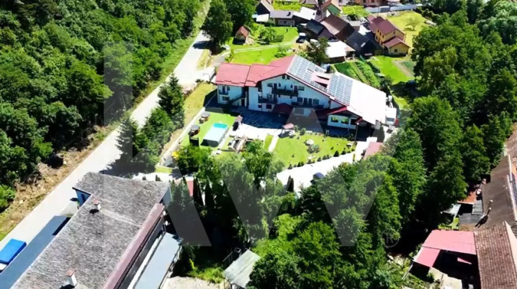 Lacul de Argint, pensiune 14 camere cu restaurant și lac în zonă premium! - Proprietate turistică funcțională, cu 14 camere, restaurant, lac și anexe

În mijlocul naturii, la poalele Munților Cindrel, în Gura Râului, se află una dintre cele mai bine construite și complete pensiuni din zona montană a Sibiului: Pensiunea Lacul de Argint. Aceasta este o proprietate matură, funcțională, cu un istoric solid în industria HoReCa, perfectă pentru investitori, operatori de turism, dezvoltatori sau antreprenori care doresc o afacere la cheie, într-o zonă cu cerere turistică ridicată.

Localizare
Strada Principală nr. 447G, Gura Râului, județul Sibiu.
Acces facil rutier, poziționare excelentă într-o zonă liniștită, cu vizibilitate, lângă pădure și apa lacului.

Date generale proprietate
Suprafață totală teren: 2.702 mp, intravilan, curți construcții
Suprafață construită la sol: 678 mp
Suprafață desfășurată totală: 1.918 mp
Suprafață utilă totală: 1.039 mp (fără extinderea restaurantului)

Structură și compartimentare
Clădire principală C1, regim S + P + E + M

Subsol, 260 mp utili
Spații tehnice, spălătorie, depozite alimentare și nealimentare, grup sanitar personal, centrală termică, birou administrativ.

Parter, 341 mp utili
Recepție și lobby.
Restaurant complet funcțional de 170 mp.
Bucătărie profesională cu zone separate pentru preparare și depozitare.
Spații administrative și grupuri sanitare pentru clienți.

Etaj 1, 277 mp utili
Opt camere luminoase, fiecare cu baie proprie și balcon.
Spații de circulație și depozitare.

Mansardă, 160 mp utili
Șase camere, fiecare cu baie proprie și balcoane suplimentare.
Hol generos și zone de depozitare.

Total camere: 14
Total băi camere: 14
Băi suplimentare: 3
Total băi: 17

Anexe
Trei construcții secundare, utilizate pentru depozitare, logistică sau personal, cu suprafețe de 53 mp, 42 mp și 52 mp.
Acestea pot fi transformate în spații pentru personal, saună, sală de conferințe sau unități de cazare suplimentare.

Extindere restaurant (2015)
Suprafață la sol: 191 mp
Suprafață desfășurată: 367 mp
Spații ideale pentru evenimente private, nunți, botezuri, conferințe.

Facilități
Saună și ciubăr exterior.
Curte amenajată, teren sport, spații verzi.
Lac cu rol ornamental și recreativ.
Terase exterioare.
Parcare privată.
Internet de mare viteză.
Încălzire centrală pe gaz.

Stare tehnică și juridică
Proprietatea este complet intabulată.
Toate construcțiile au acte și destinație conformă.
Fără sarcini, litigii, interdicții.
Sistem energetic complet funcțional.
Clasificarea turistică trebuie verificată de viitorul proprietar.

Profil investițional
Afacere funcțională cu istoric și scoruri excelente în platformele turistice.
Potențial ridicat de repoziționare ca wellness retreat, resort pentru familii, tabere tematice sau locație pentru evenimente.
Ideală pentru un operator HoReCa care dorește extindere în zona Sibiului.
Cerere constantă în zonă datorită apropierii de Sibiu, Păltiniș și traseele montane Cindrel.

Această proprietate se pretează atât pentru operare imediată, cât și pentru investiții în modernizare și extindere.