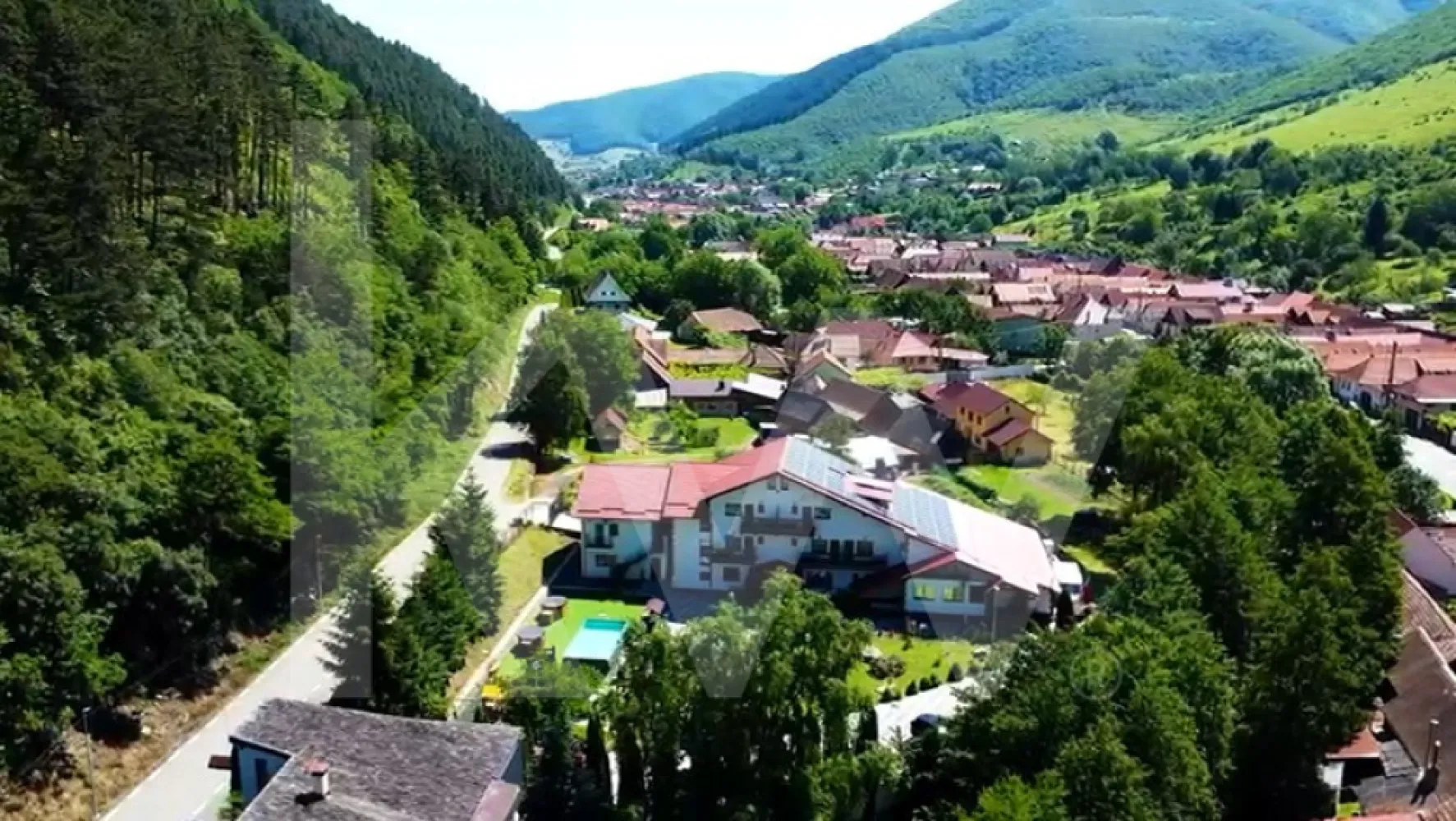 Lacul de Argint, pensiune 14 camere cu restaurant și lac în zonă premium! - Proprietate turistică funcțională, cu 14 camere, restaurant, lac și anexe

În mijlocul naturii, la poalele Munților Cindrel, în Gura Râului, se află una dintre cele mai bine construite și complete pensiuni din zona montană a Sibiului: Pensiunea Lacul de Argint. Aceasta este o proprietate matură, funcțională, cu un istoric solid în industria HoReCa, perfectă pentru investitori, operatori de turism, dezvoltatori sau antreprenori care doresc o afacere la cheie, într-o zonă cu cerere turistică ridicată.

Localizare
Strada Principală nr. 447G, Gura Râului, județul Sibiu.
Acces facil rutier, poziționare excelentă într-o zonă liniștită, cu vizibilitate, lângă pădure și apa lacului.

Date generale proprietate
Suprafață totală teren: 2.702 mp, intravilan, curți construcții
Suprafață construită la sol: 678 mp
Suprafață desfășurată totală: 1.918 mp
Suprafață utilă totală: 1.039 mp (fără extinderea restaurantului)

Structură și compartimentare
Clădire principală C1, regim S + P + E + M

Subsol, 260 mp utili
Spații tehnice, spălătorie, depozite alimentare și nealimentare, grup sanitar personal, centrală termică, birou administrativ.

Parter, 341 mp utili
Recepție și lobby.
Restaurant complet funcțional de 170 mp.
Bucătărie profesională cu zone separate pentru preparare și depozitare.
Spații administrative și grupuri sanitare pentru clienți.

Etaj 1, 277 mp utili
Opt camere luminoase, fiecare cu baie proprie și balcon.
Spații de circulație și depozitare.

Mansardă, 160 mp utili
Șase camere, fiecare cu baie proprie și balcoane suplimentare.
Hol generos și zone de depozitare.

Total camere: 14
Total băi camere: 14
Băi suplimentare: 3
Total băi: 17

Anexe
Trei construcții secundare, utilizate pentru depozitare, logistică sau personal, cu suprafețe de 53 mp, 42 mp și 52 mp.
Acestea pot fi transformate în spații pentru personal, saună, sală de conferințe sau unități de cazare suplimentare.

Extindere restaurant (2015)
Suprafață la sol: 191 mp
Suprafață desfășurată: 367 mp
Spații ideale pentru evenimente private, nunți, botezuri, conferințe.

Facilități
Saună și ciubăr exterior.
Curte amenajată, teren sport, spații verzi.
Lac cu rol ornamental și recreativ.
Terase exterioare.
Parcare privată.
Internet de mare viteză.
Încălzire centrală pe gaz.

Stare tehnică și juridică
Proprietatea este complet intabulată.
Toate construcțiile au acte și destinație conformă.
Fără sarcini, litigii, interdicții.
Sistem energetic complet funcțional.
Clasificarea turistică trebuie verificată de viitorul proprietar.

Profil investițional
Afacere funcțională cu istoric și scoruri excelente în platformele turistice.
Potențial ridicat de repoziționare ca wellness retreat, resort pentru familii, tabere tematice sau locație pentru evenimente.
Ideală pentru un operator HoReCa care dorește extindere în zona Sibiului.
Cerere constantă în zonă datorită apropierii de Sibiu, Păltiniș și traseele montane Cindrel.

Această proprietate se pretează atât pentru operare imediată, cât și pentru investiții în modernizare și extindere.