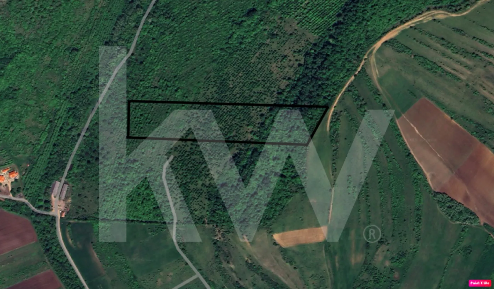 Teren Extravilan de vânzare, Hamba (Sibiu), 38.400 mp (3,84 ha), Pret competitiv - Oportunitate unică de investiție într-un teren extravilan de 3,8 ha, la doar 10 km de Sibiu – ideal pentru parc fotovoltaic sau alte dezvoltări economice. 
Comision 0%
Preț competitiv: 8 €/mp
Descrierea proprietății
-	Suprafață: 38.400 mp (3,84 ha)
-	Localizare: Hamba, la 10 km de Sibiu (acces rapid la oraș, drumuri județene, autostrada)
-	Utilități: Stâlp de electricitate la aprox. 500 m (facilitează racordarea la rețea)
-	Tip teren: Extravilan, pretabil pentru investiții în energie verde și alte proiecte economice
 
Puncte forte pentru investiție
-	Proximitatea față de Sibiu: piață în dezvoltare, infrastructură bună, forță de muncă disponibilă.
-	Potrivit pentru panouri fotovoltaice: suprafață mare, orientare favorabilă, zonă liberă de construcții dense.
-	Acces la rețea electrică: stâlp de curent la 500 m → costuri reduse pentru racordare.
-	Preț competitiv: sub media terenurilor similare din zonă, avantajos pentru investitori.
-	Unic prin dimensiune si localizare.
 
Oportunități de investiție
-	Parc fotovoltaic – conform tendințelor europene și naționale de tranziție energetică.
-	Hale logistice sau depozite – datorită apropierii de Sibiu și a drumurilor naționale.
-	Parc industrial ușor – pentru producție, asamblare sau servicii.
-	Alte proiecte agricole moderne – sere solare, culturi intensive sau agrobusiness.

Cerere aprobata de primarie conform legii 17/2014, astfel se poate vinde imediat.