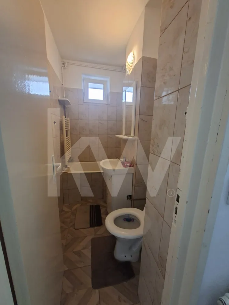 APARTAMENT DE INCHIRIAT 2 CAMERE CEDONIA - Apartament 2 Camere – Zona Cedonia, Sibiu
Vă propunem spre închiriere un apartament de 2 camere, primitor și eficient compartimentat, situat într-una dintre cele mai apreciate și liniștite zone ale Sibiului: Cedonia 
 Localizare Strategică
Apartamentul este poziționat excelent, oferind acces facil către:
Facilități: Supermarketuri, farmacii, unități bancare și piața 
Transport: Conexiuni rapide către Centrul Istoric și zonele industriale prin stațiile de autobuz din proximitate.
Ambiantă: Zonă foarte liniștită, cu spații verzi, ideală pentru relaxare.
Caracteristici Principale
Suprafață: 36 mp utili, optimizați pentru confort.
Etaj: 4 
Compartimentare: * 2 camere luminoase.
Bucătărie utilată.
Cămară (spațiu ideal pentru depozitare).
Balcon 
Baie complet utilată.
 Condiții Financiare
Chirie lunară: 300 Euro
Garanție: 300 Euro 
Disponibilitate: Imediată.
Pentru detalii suplimentare și programări, vă rugăm să ne contactați .
 De ce să alegi acest apartament?
Costuri de întreținere reduse datorită suprafeței compacte.
Liniște garantată, fiind ferit de zgomotul arterelor principale.
Toate punctele de interes sunt la distanță de mers pe jos.