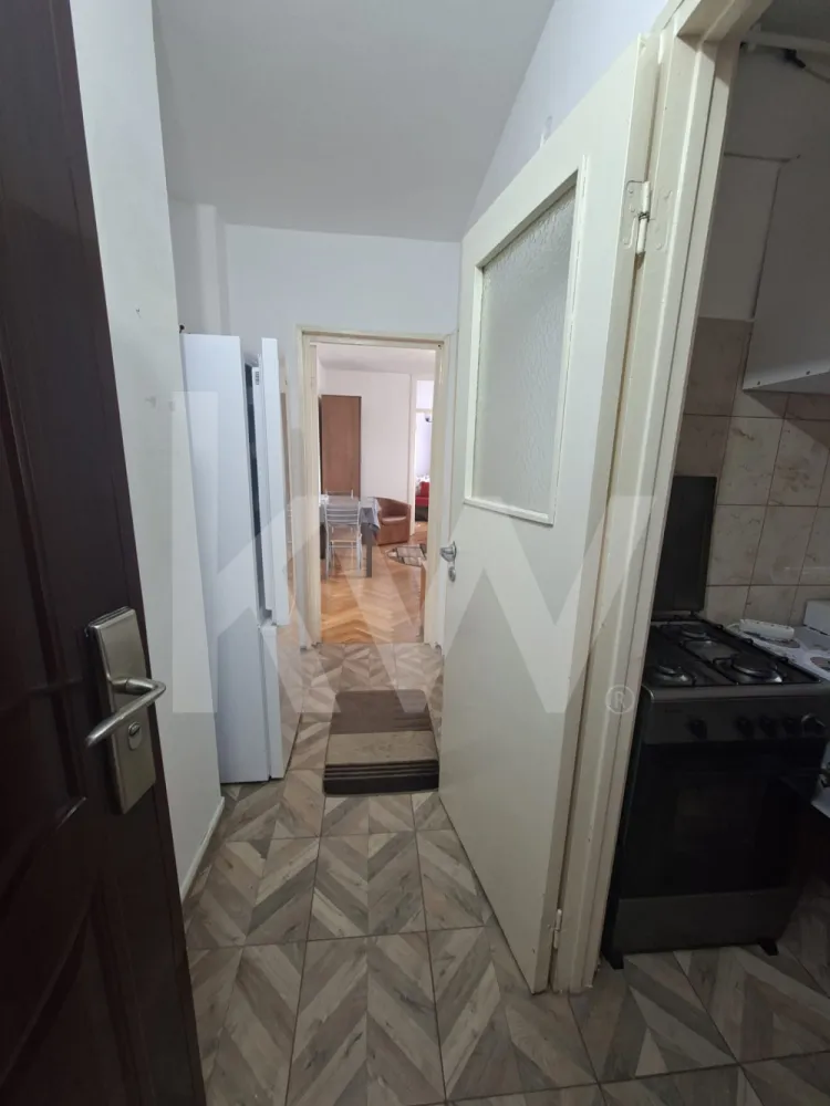APARTAMENT DE INCHIRIAT 2 CAMERE CEDONIA - Apartament 2 Camere – Zona Cedonia, Sibiu
Vă propunem spre închiriere un apartament de 2 camere, primitor și eficient compartimentat, situat într-una dintre cele mai apreciate și liniștite zone ale Sibiului: Cedonia 
 Localizare Strategică
Apartamentul este poziționat excelent, oferind acces facil către:
Facilități: Supermarketuri, farmacii, unități bancare și piața 
Transport: Conexiuni rapide către Centrul Istoric și zonele industriale prin stațiile de autobuz din proximitate.
Ambiantă: Zonă foarte liniștită, cu spații verzi, ideală pentru relaxare.
Caracteristici Principale
Suprafață: 36 mp utili, optimizați pentru confort.
Etaj: 4 
Compartimentare: * 2 camere luminoase.
Bucătărie utilată.
Cămară (spațiu ideal pentru depozitare).
Balcon 
Baie complet utilată.
 Condiții Financiare
Chirie lunară: 300 Euro
Garanție: 300 Euro 
Disponibilitate: Imediată.
Pentru detalii suplimentare și programări, vă rugăm să ne contactați .
 De ce să alegi acest apartament?
Costuri de întreținere reduse datorită suprafeței compacte.
Liniște garantată, fiind ferit de zgomotul arterelor principale.
Toate punctele de interes sunt la distanță de mers pe jos.